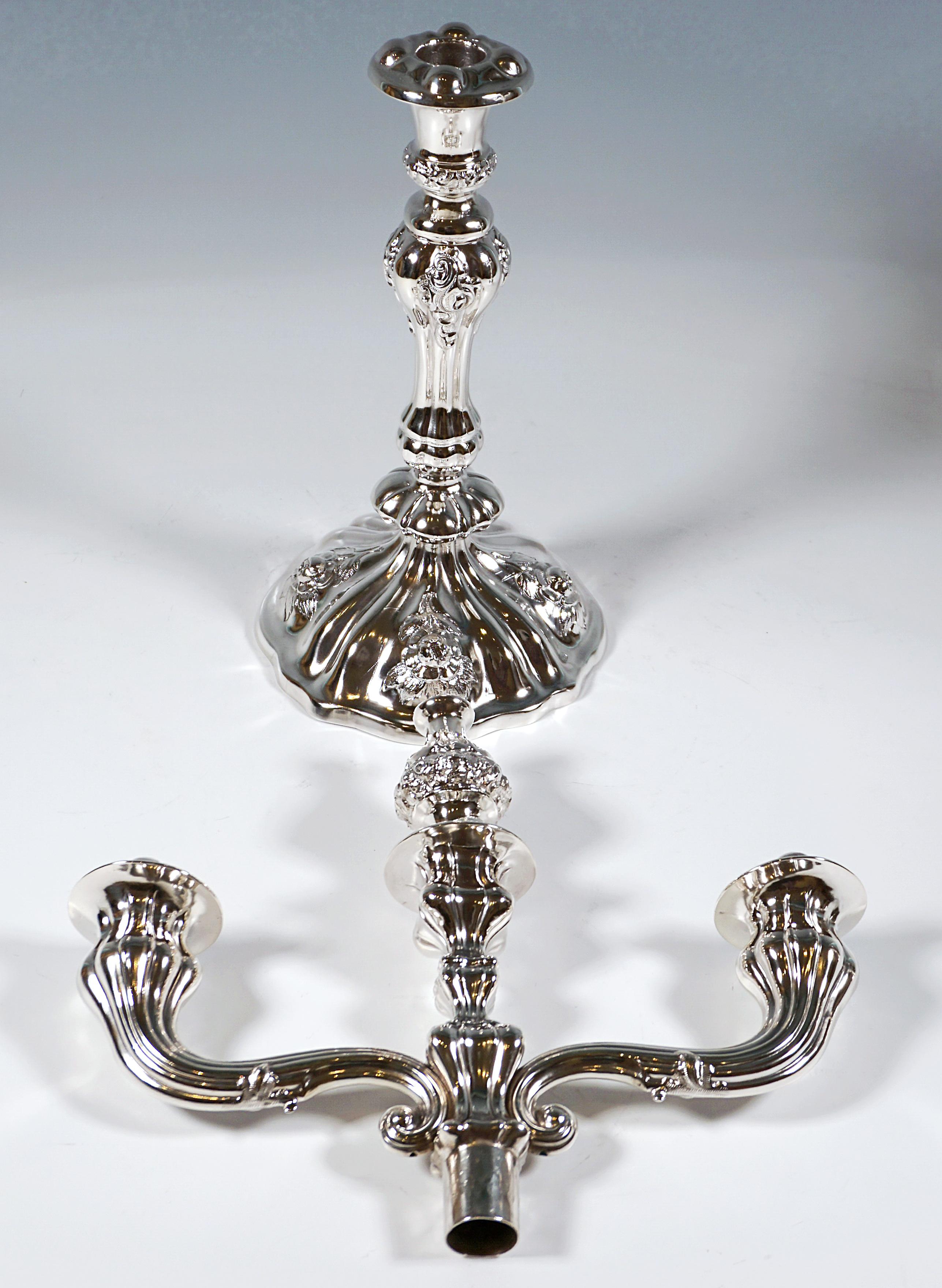 Pareja de antiguos candelabros de plata Biedermeier vieneses de 3 llamas, fechados en 1857 en Bueno estado para la venta en Vienna, AT