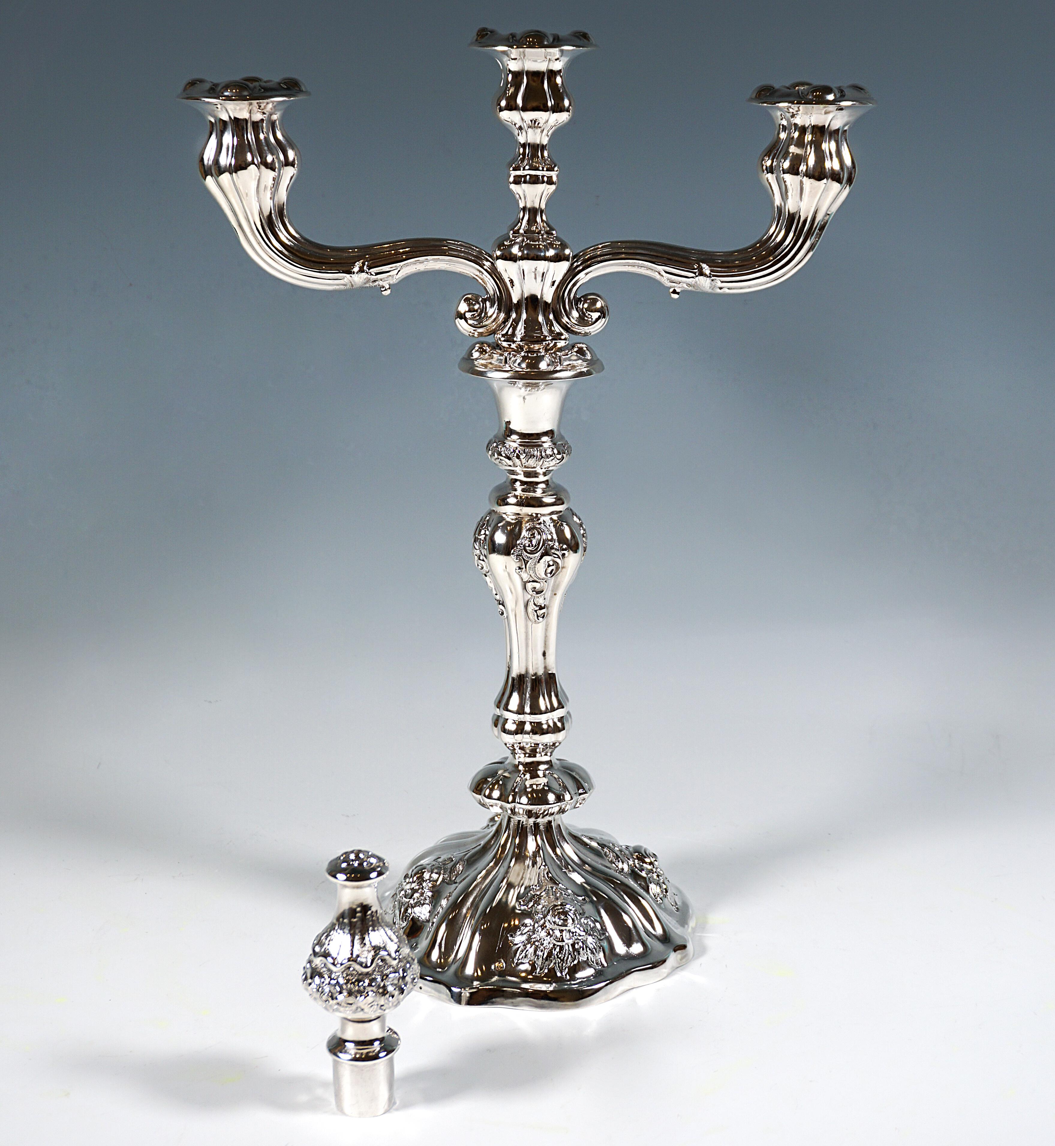 Pareja de antiguos candelabros de plata Biedermeier vieneses de 3 llamas, fechados en 1857 Mediados del siglo XIX en venta