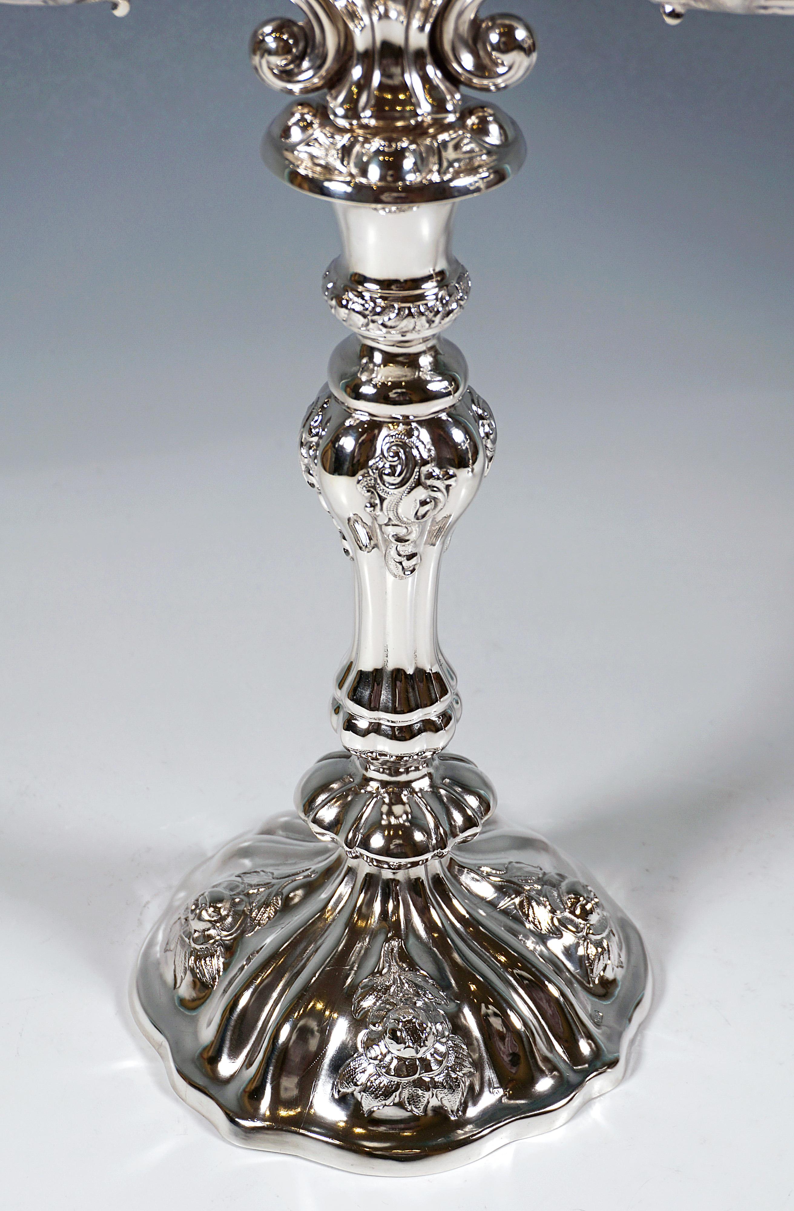 Pareja de antiguos candelabros de plata Biedermeier vieneses de 3 llamas, fechados en 1857 en venta 1