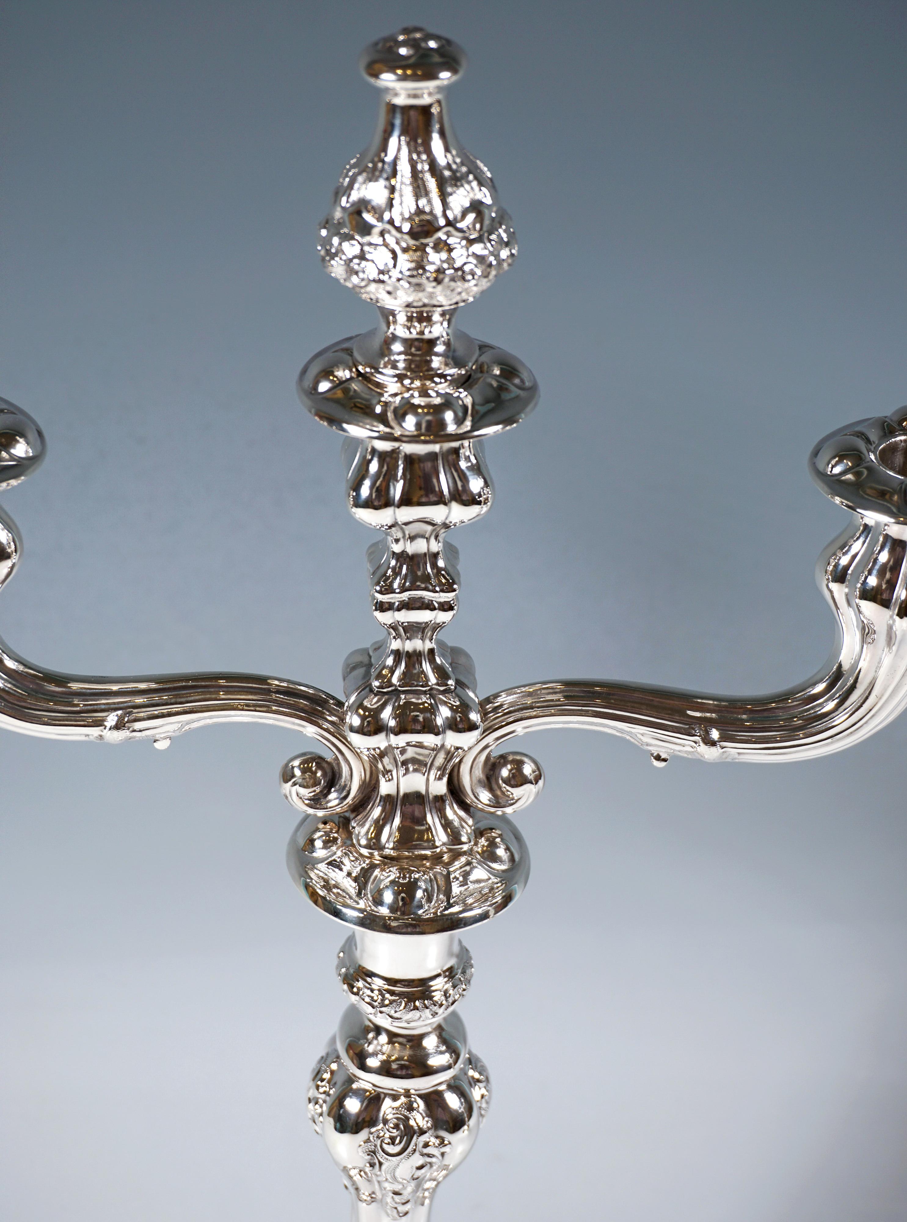Pareja de antiguos candelabros de plata Biedermeier vieneses de 3 llamas, fechados en 1857 en venta 2