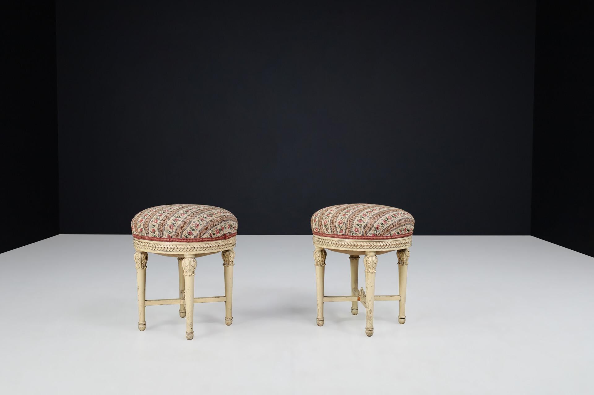 Pair of Antique Viennese Painted Wood Stools, 1920s – Hand-Carved Neoclassical Charm

This elegant pair of antique stools from Vienna, Austria, dating to the 1920s, showcases classic European craftsmanship and refined neoclassical aesthetics. Made