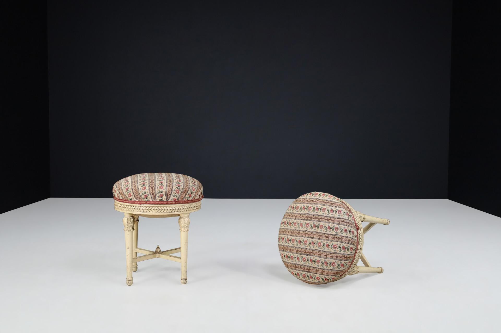 Austrian Pair of Antique Viennese Painted Wood Stools, 1920s – Hand-Carved Neoclassical For Sale
