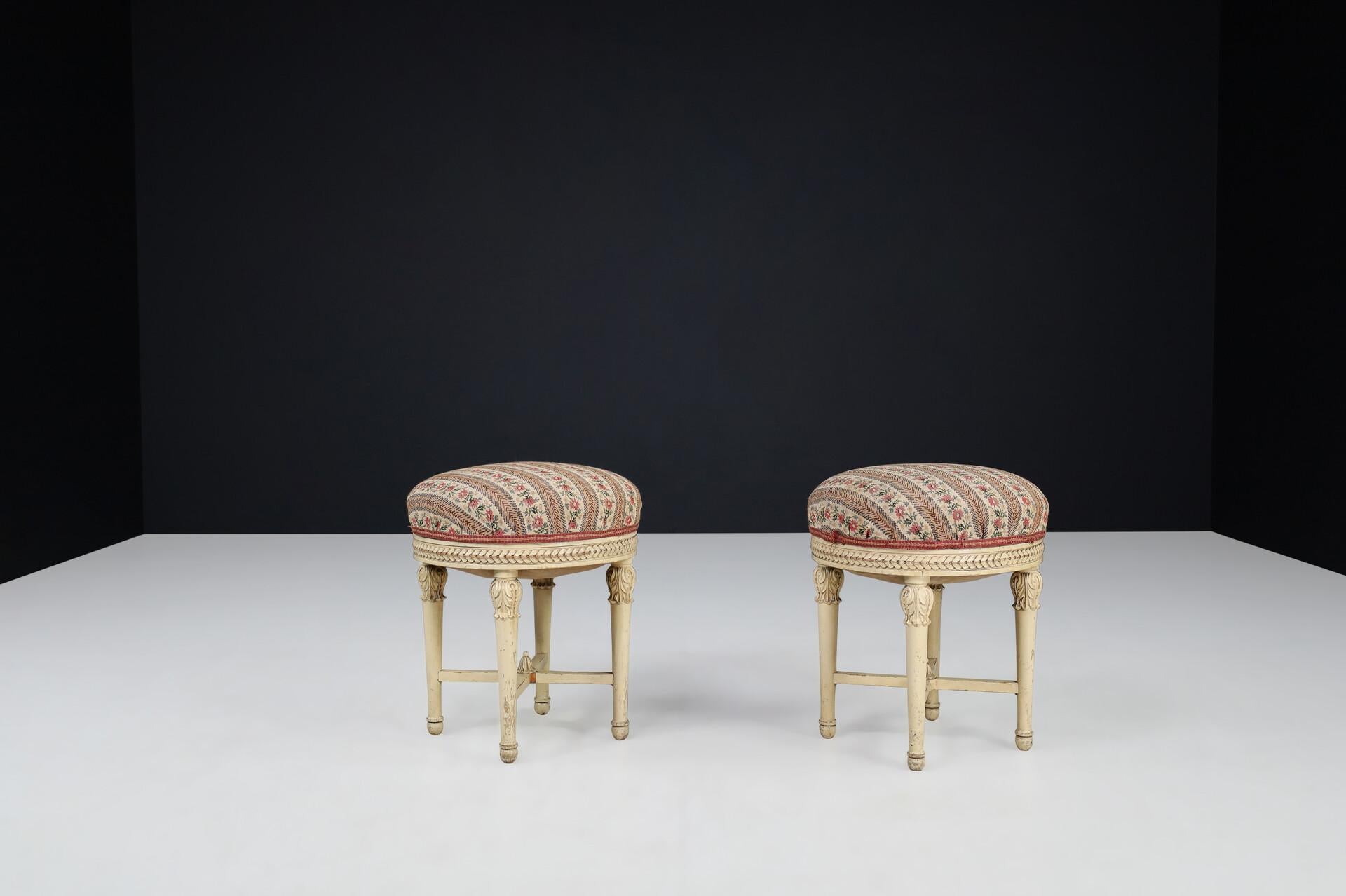 Pair of Antique Viennese Painted Wood Stools, 1920s – Hand-Carved Neoclassical In Good Condition For Sale In Almelo, NL