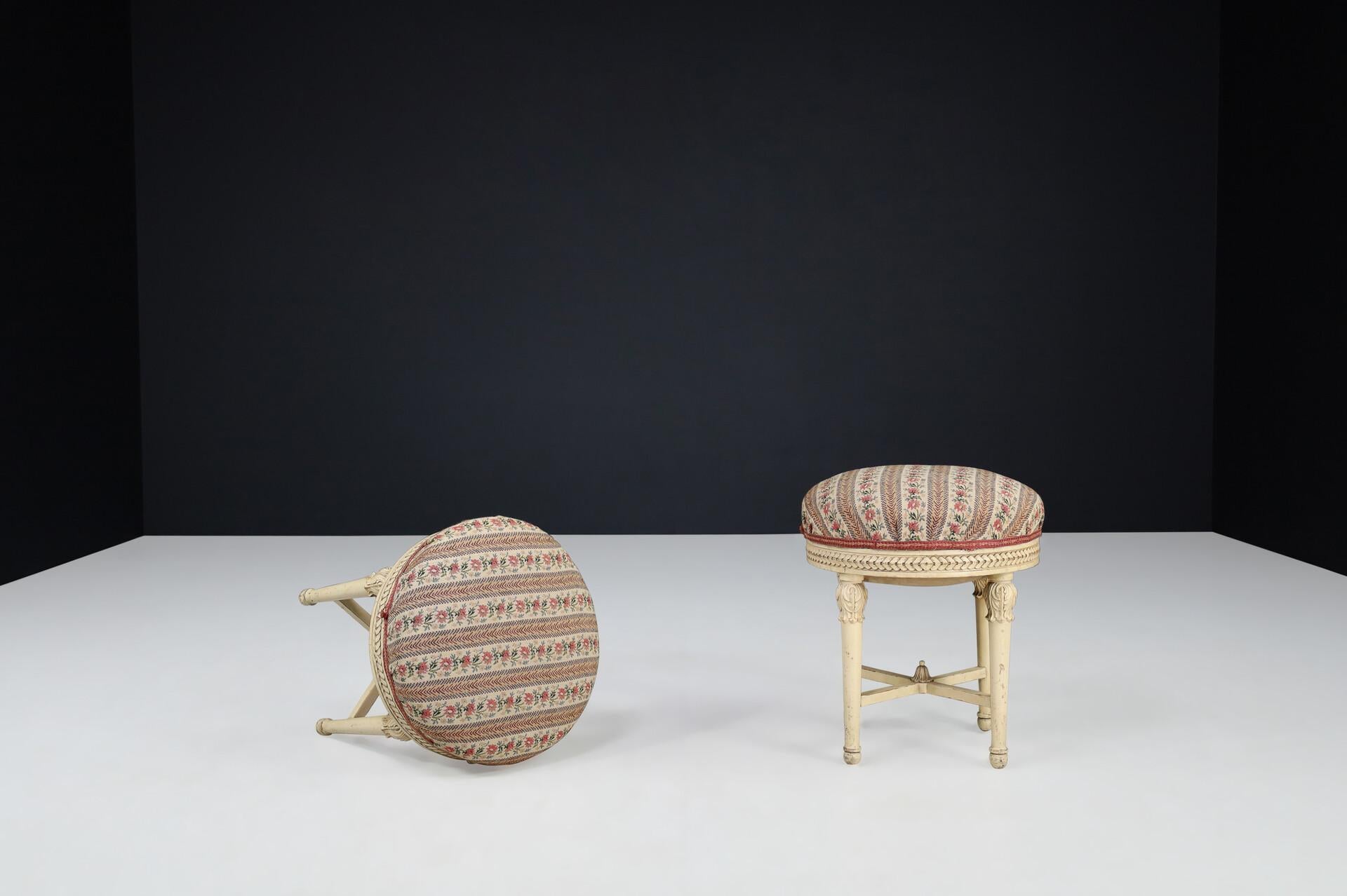 Pair of Antique Viennese Painted Wood Stools, 1920s – Hand-Carved Neoclassical For Sale 1