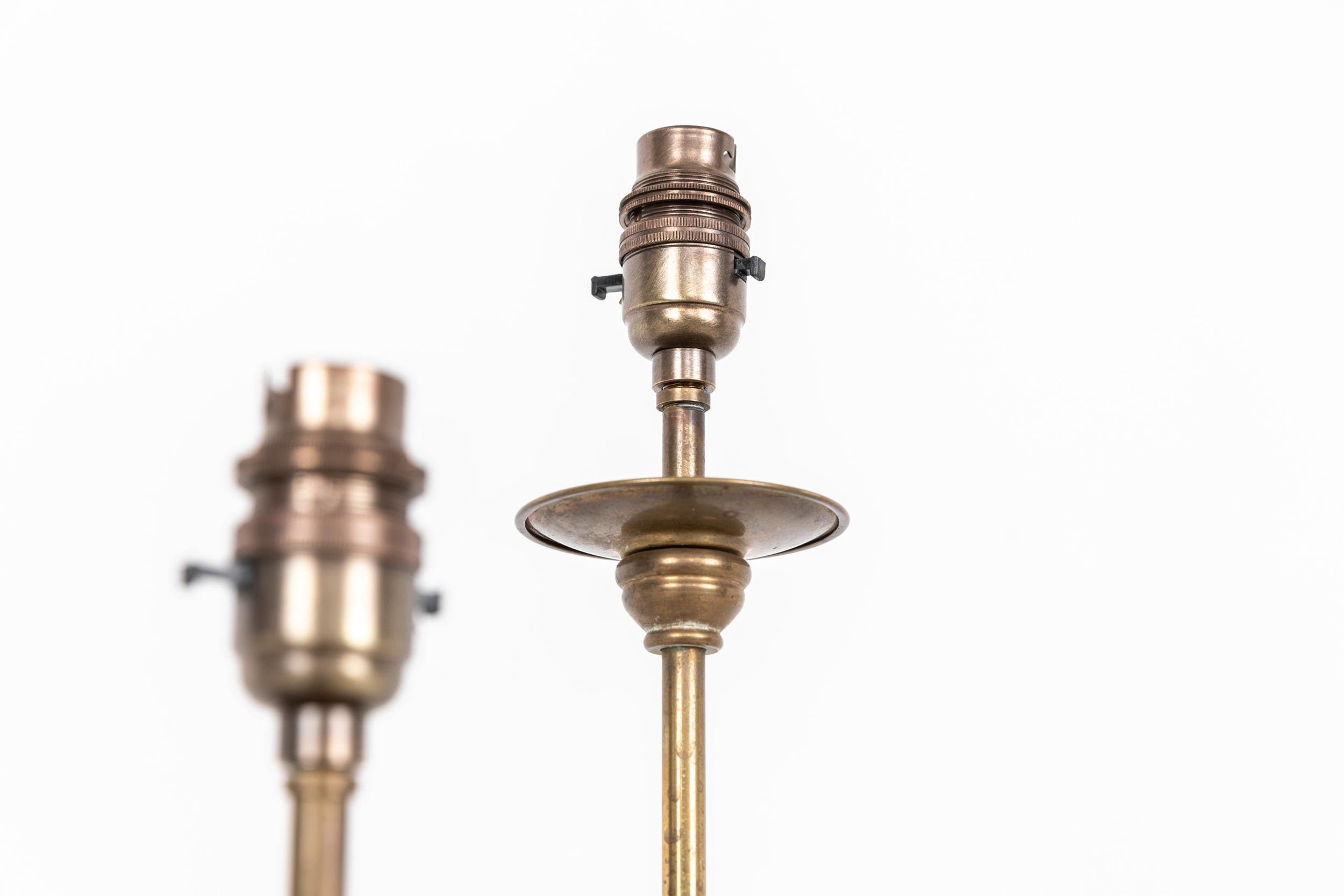 

Ein sehr attraktives Paar antiker Messing-Tischlampen, um 1920

Umgewandelt aus ehemaligen eleganten Kerzenleuchtern, Messingkonstruktion mit gealterter Patina. Ideal als Nachttischlampen. Der Preis gilt für ein Paar.

Neu verdrahtet mit 2 m
