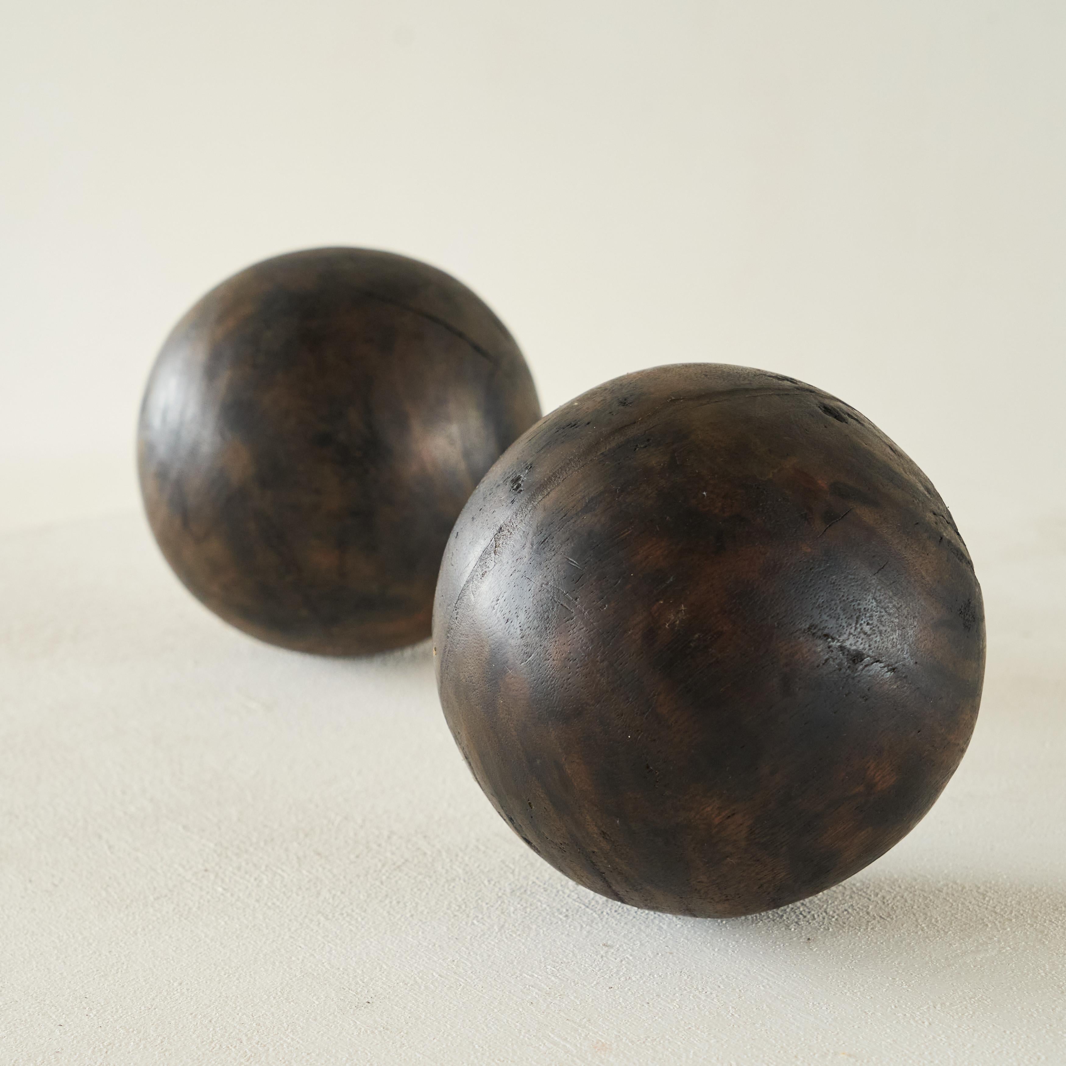 Autre Paire de boules décoratives Wabi Sabi anciennes en bois en vente