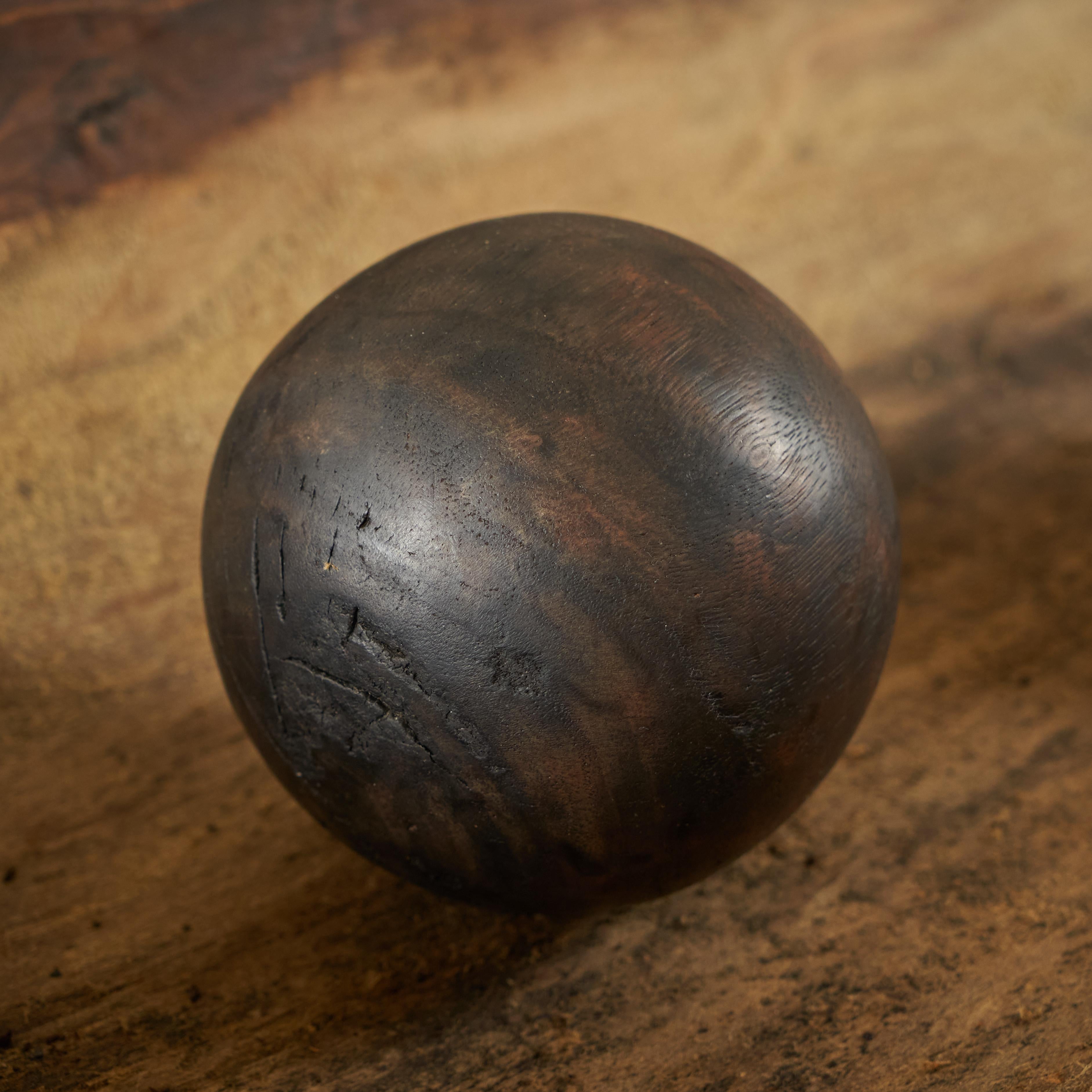 Fait main Paire de boules décoratives Wabi Sabi anciennes en bois en vente
