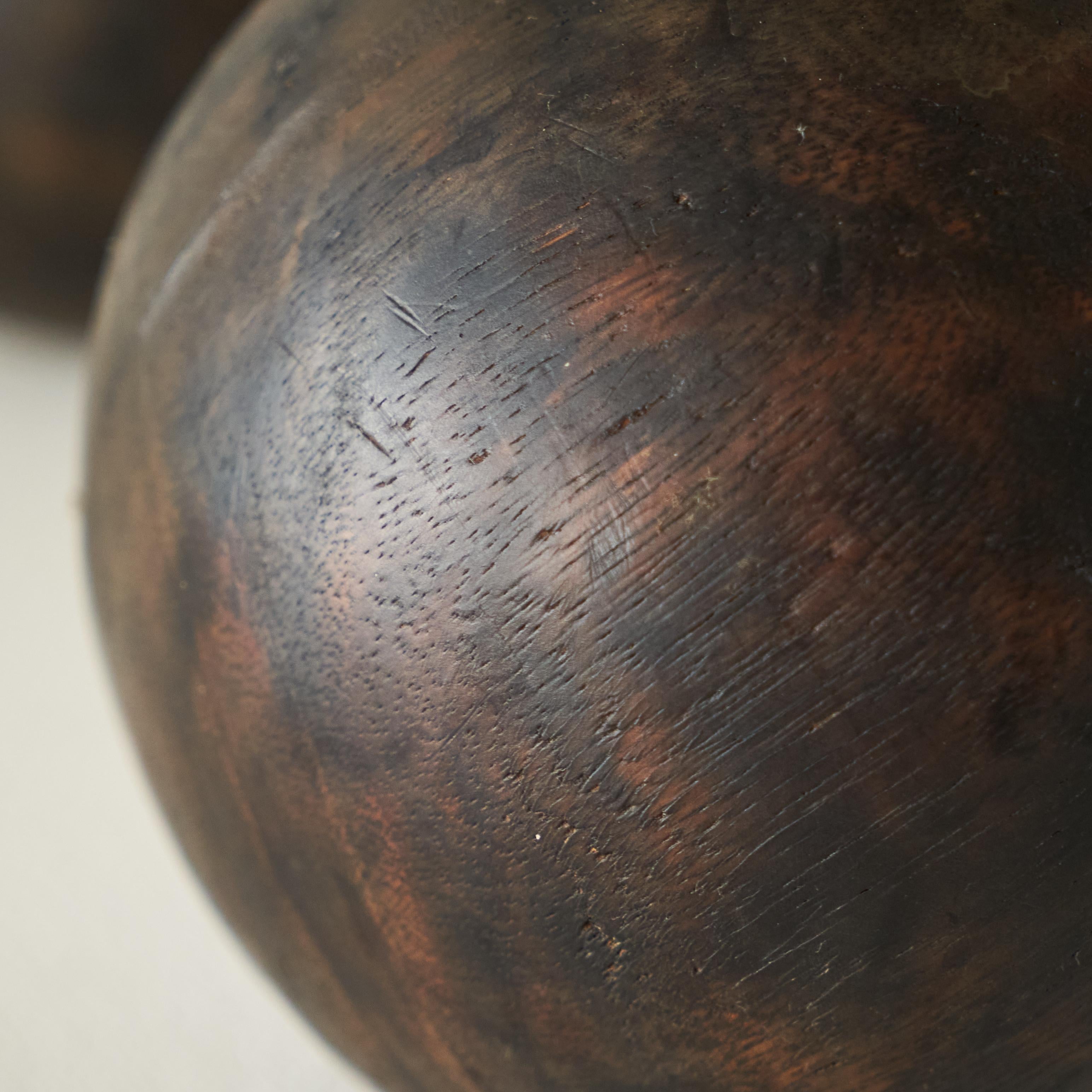 Paire de boules décoratives Wabi Sabi anciennes en bois en vente 1