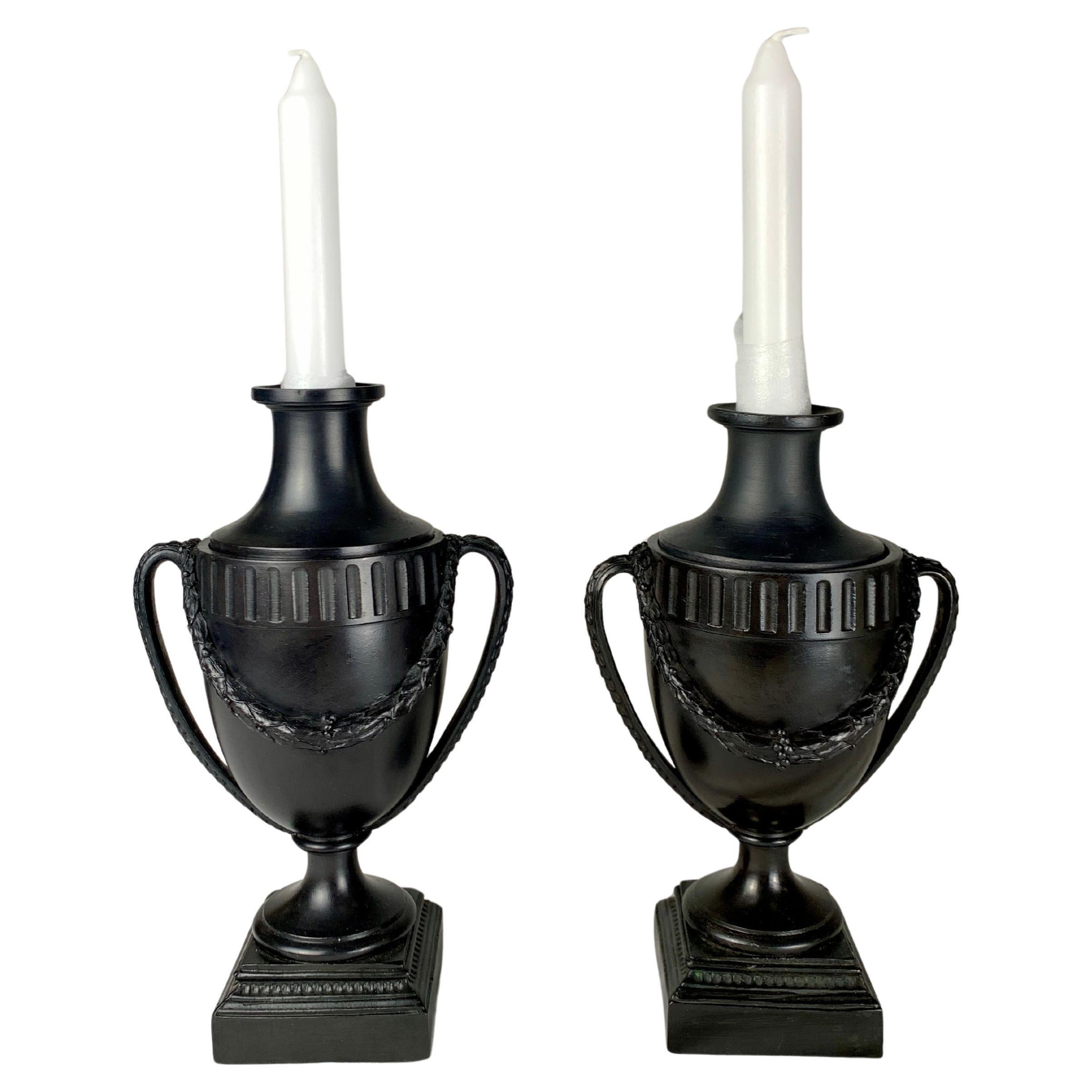 Cette paire d'urnes en basalte noir de Wedgwood & Bentley, fabriquées dans la célèbre usine d'Etruria vers 1775, illustre la simplicité raffinée du design néoclassique.
Les corps ovoïdes lisses et effilés reposent sur des socles carrés, ce qui donne