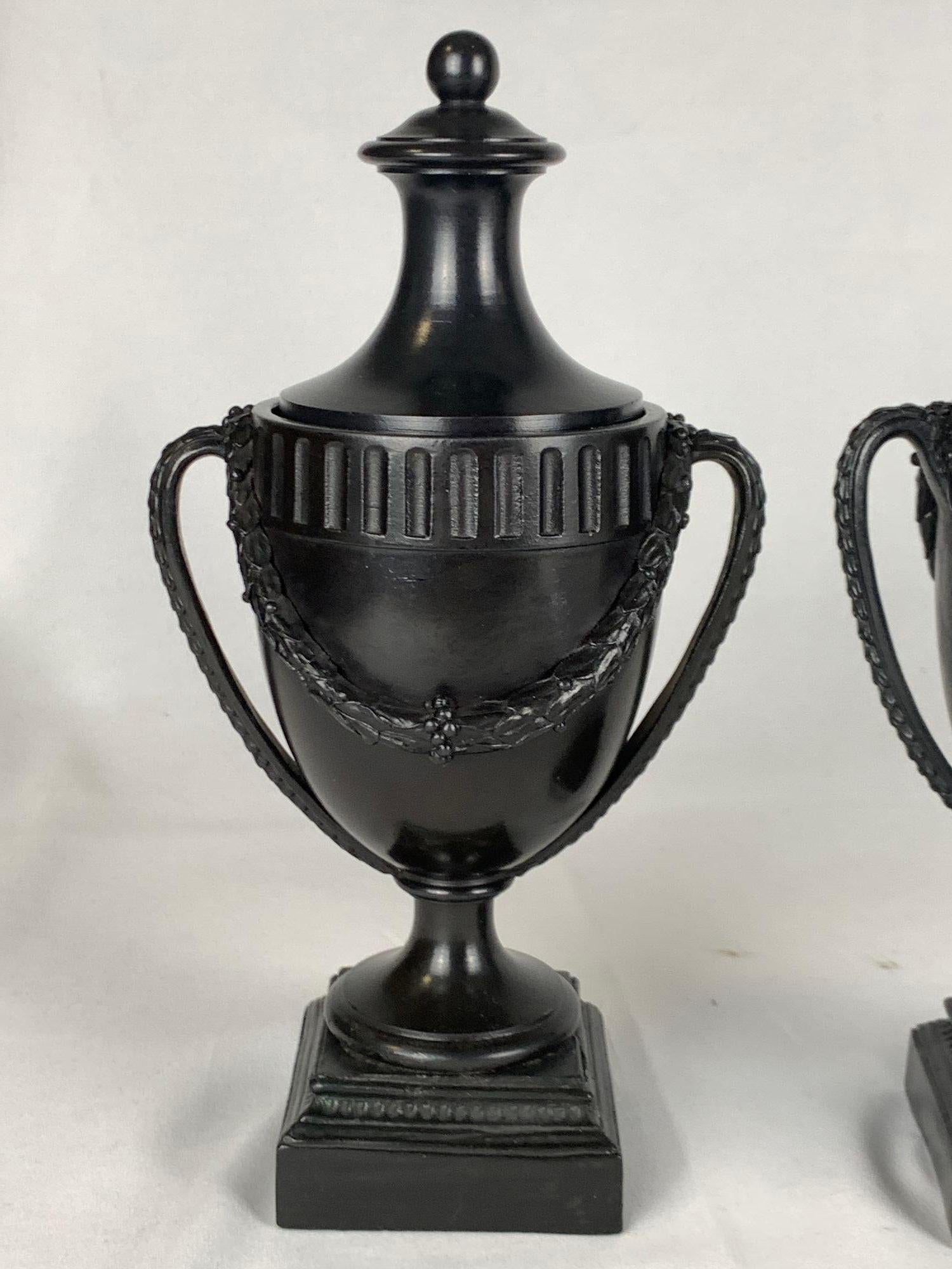Neoclassico Coppia di vasi antichi Wedgwood & Bentley in basalto nero, Inghilterra, CIRCA 1775 in vendita