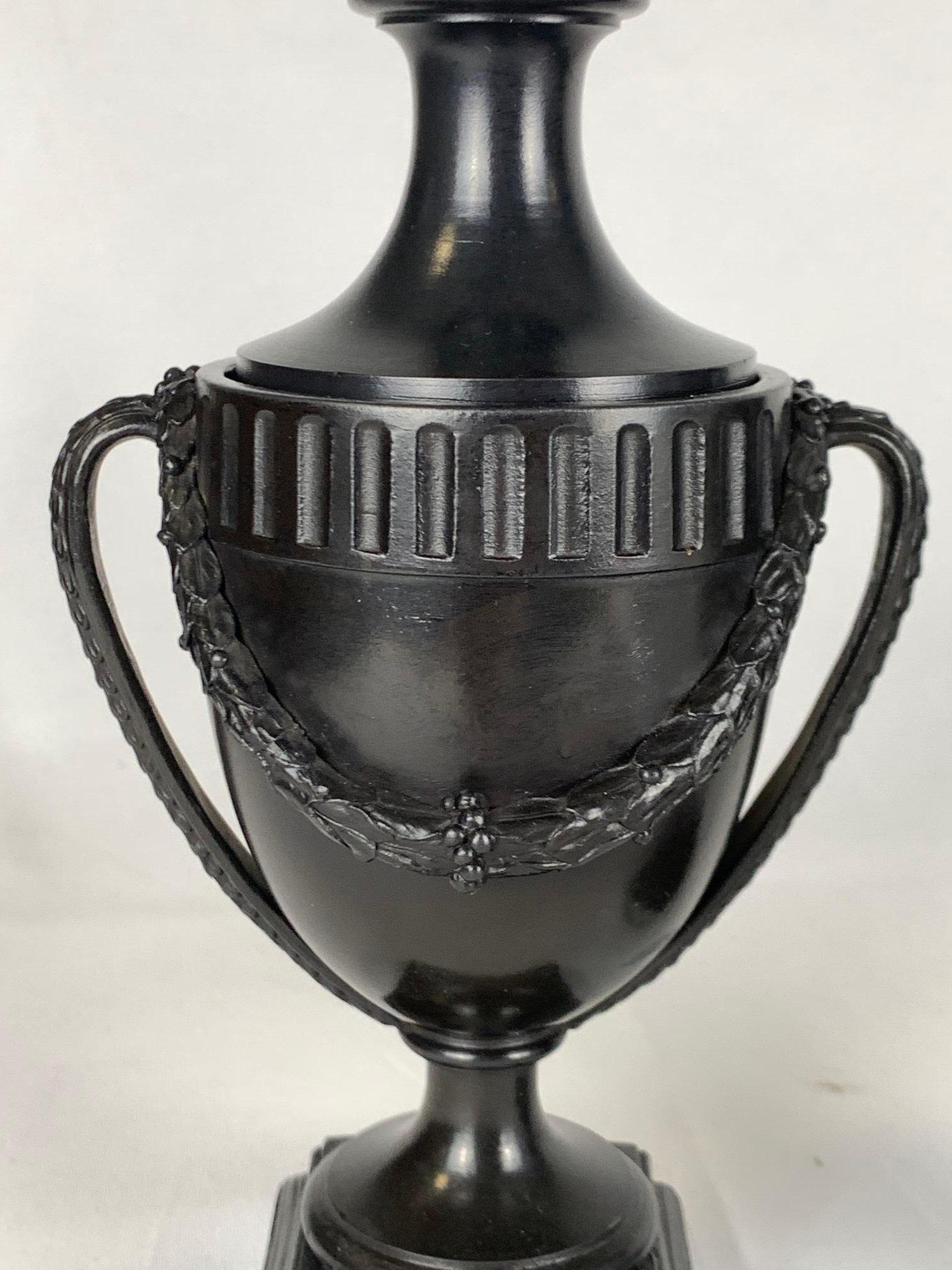 Inglese Coppia di vasi antichi Wedgwood & Bentley in basalto nero, Inghilterra, CIRCA 1775 in vendita