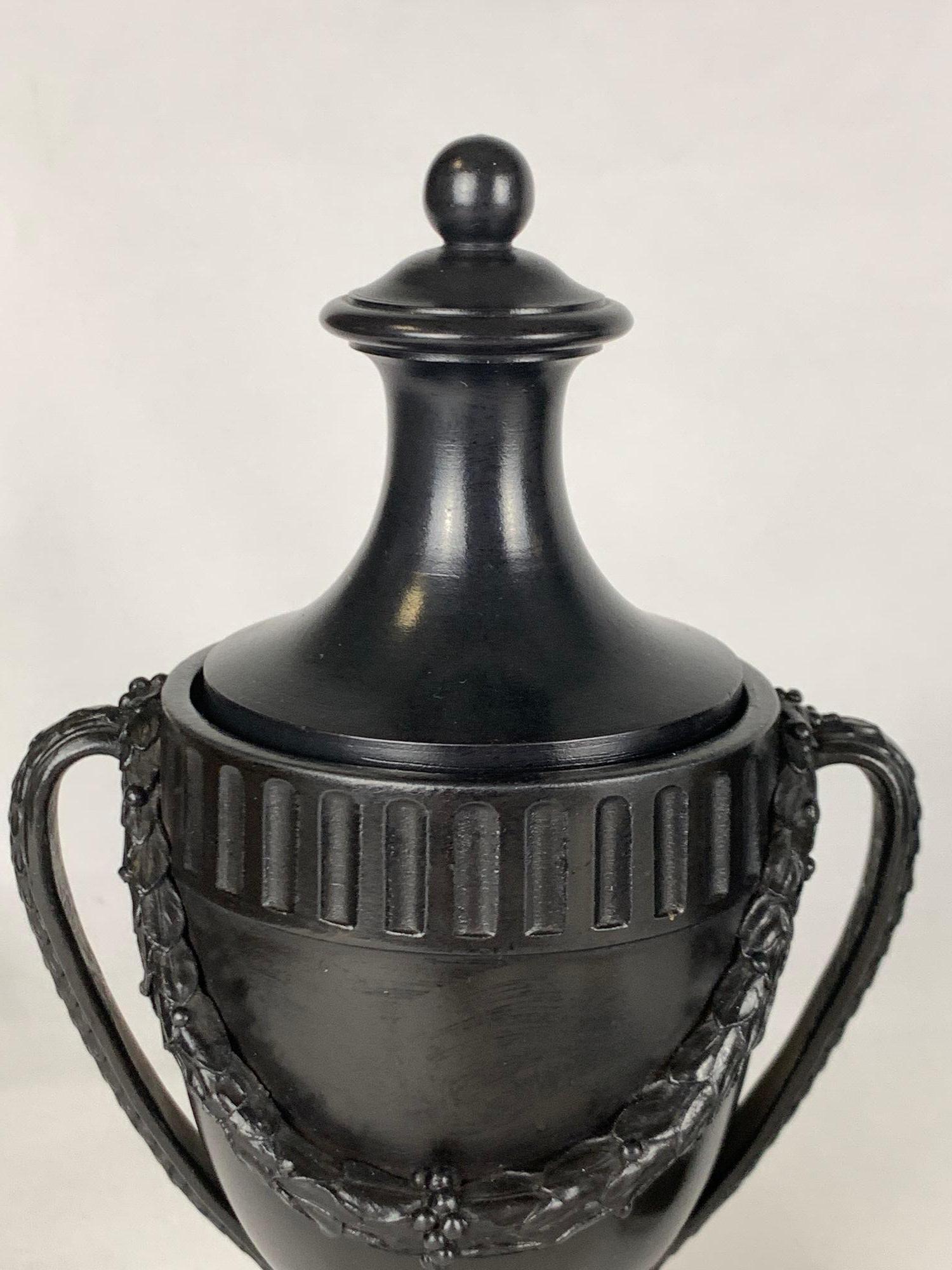 Coppia di vasi antichi Wedgwood & Bentley in basalto nero, Inghilterra, CIRCA 1775 In condizioni ottime in vendita a Katonah, NY
