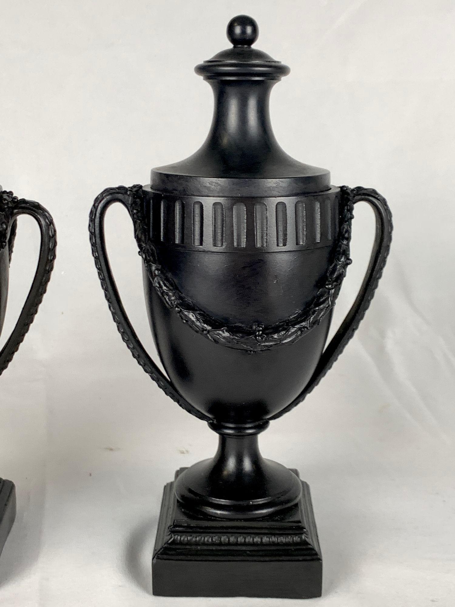 XVIII secolo Coppia di vasi antichi Wedgwood & Bentley in basalto nero, Inghilterra, CIRCA 1775 in vendita