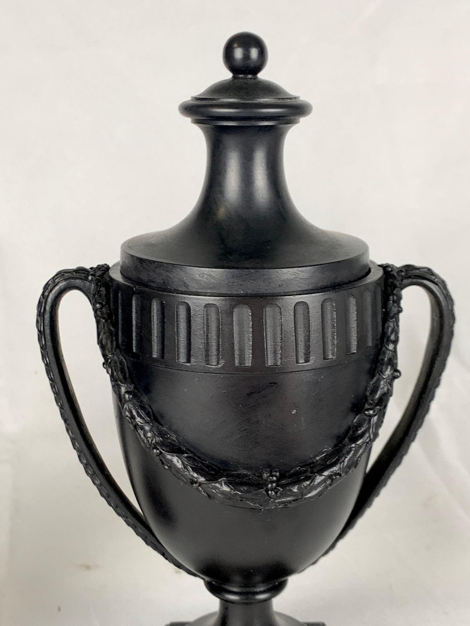 Grès porcellanato Coppia di vasi antichi Wedgwood & Bentley in basalto nero, Inghilterra, CIRCA 1775 in vendita