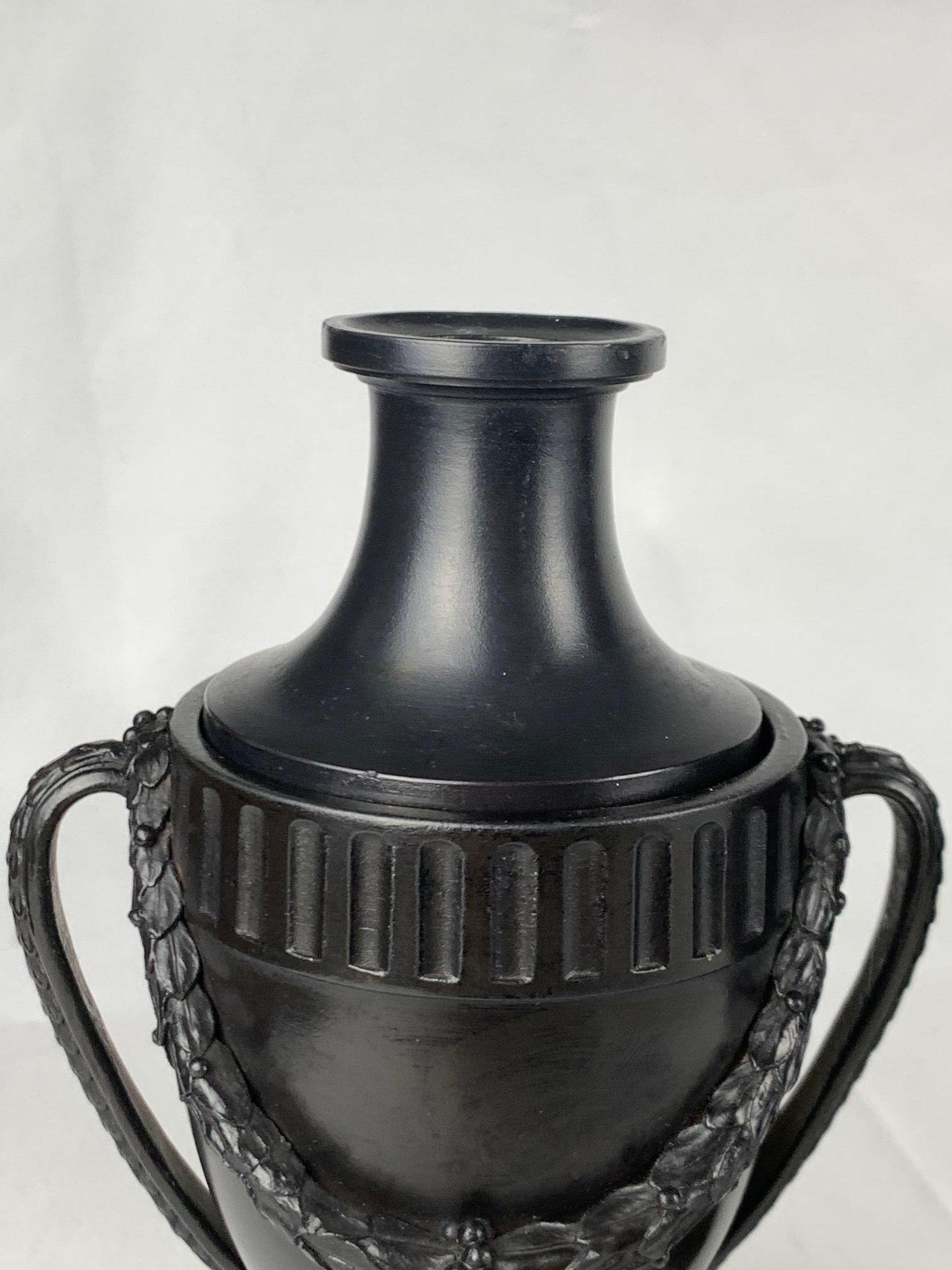 Coppia di vasi antichi Wedgwood & Bentley in basalto nero, Inghilterra, CIRCA 1775 in vendita 2