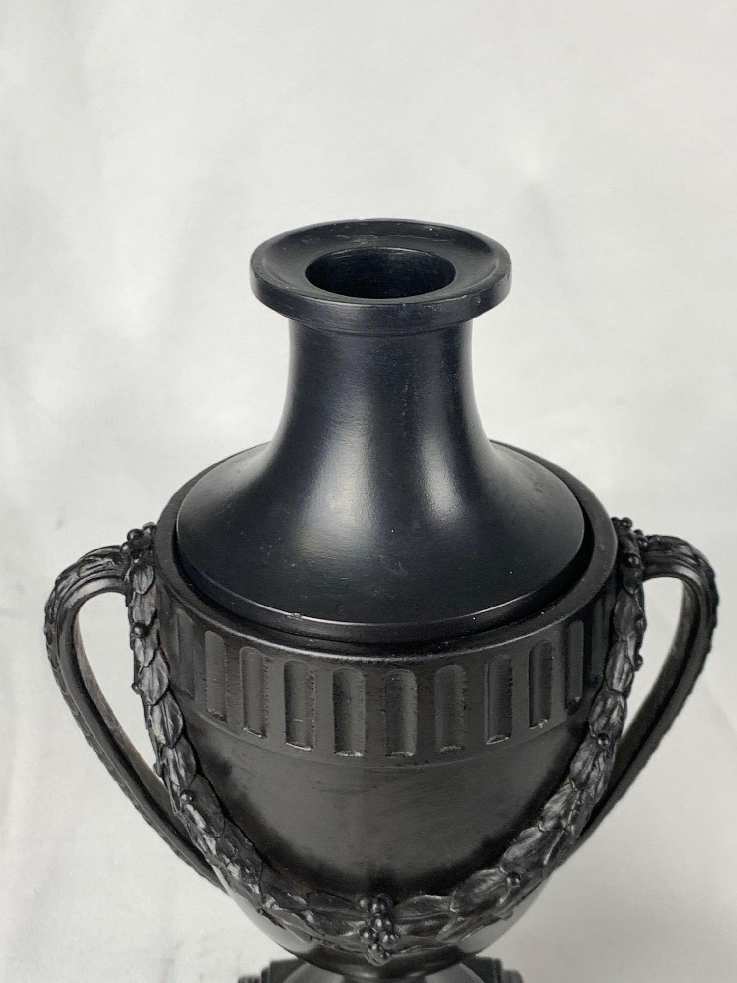 Coppia di vasi antichi Wedgwood & Bentley in basalto nero, Inghilterra, CIRCA 1775 in vendita 3