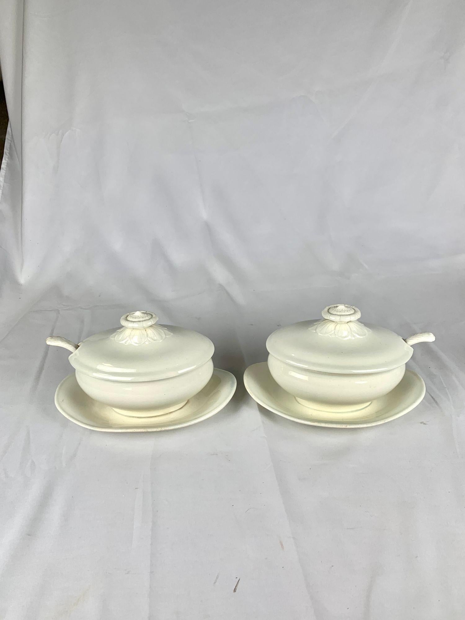 Coppia di zuppiere per salse in creamware di Wedgwood con sottopiatti e cucchiai originali, realizzate intorno al 1820 nel raffinato stile neoclassico popolare durante l'epoca della Reggenza.
Ogni zuppiera è dotata di un coperchio a cupola