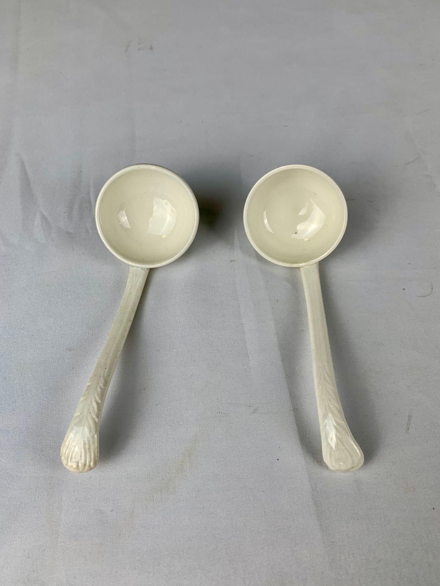 Coppia di antiche zuppiere neoclassiche Wedgwood in Inghilterra CIRCA 1820 In condizioni buone in vendita a Katonah, NY