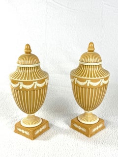 Ein Paar antiker Wedgwood-Vasen aus „Cane-Colored Queen’s Ware“ (Creamware) mit Deckeln