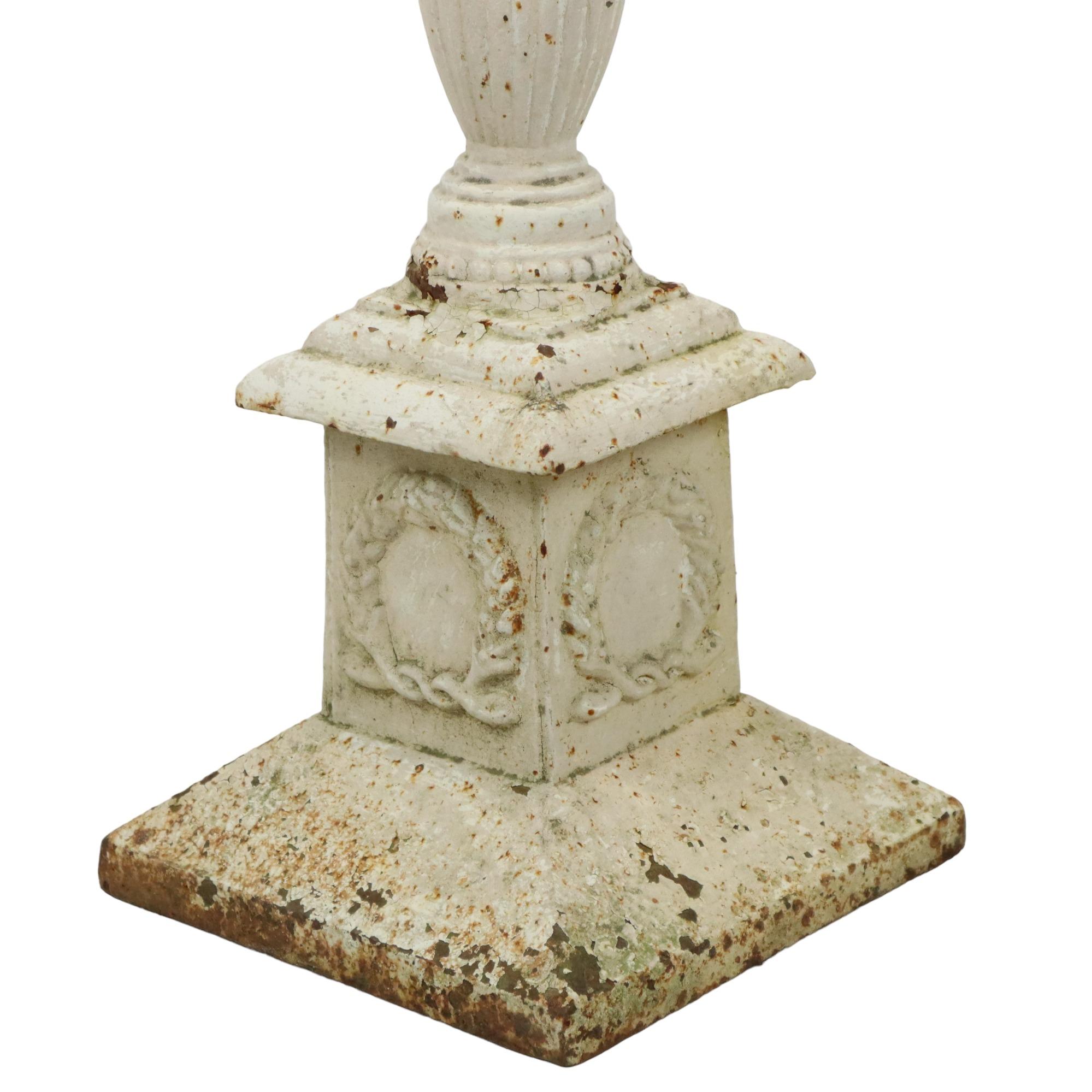 Bellissima e rarissima coppia di candelieri antichi in ghisa patinata bianca, misura XL, Francia, 1850 circa.

Rara coppia di alta qualità, i candelieri hanno una base quadrata splendidamente decorata, un'asta scanalata e una finitura nella parte