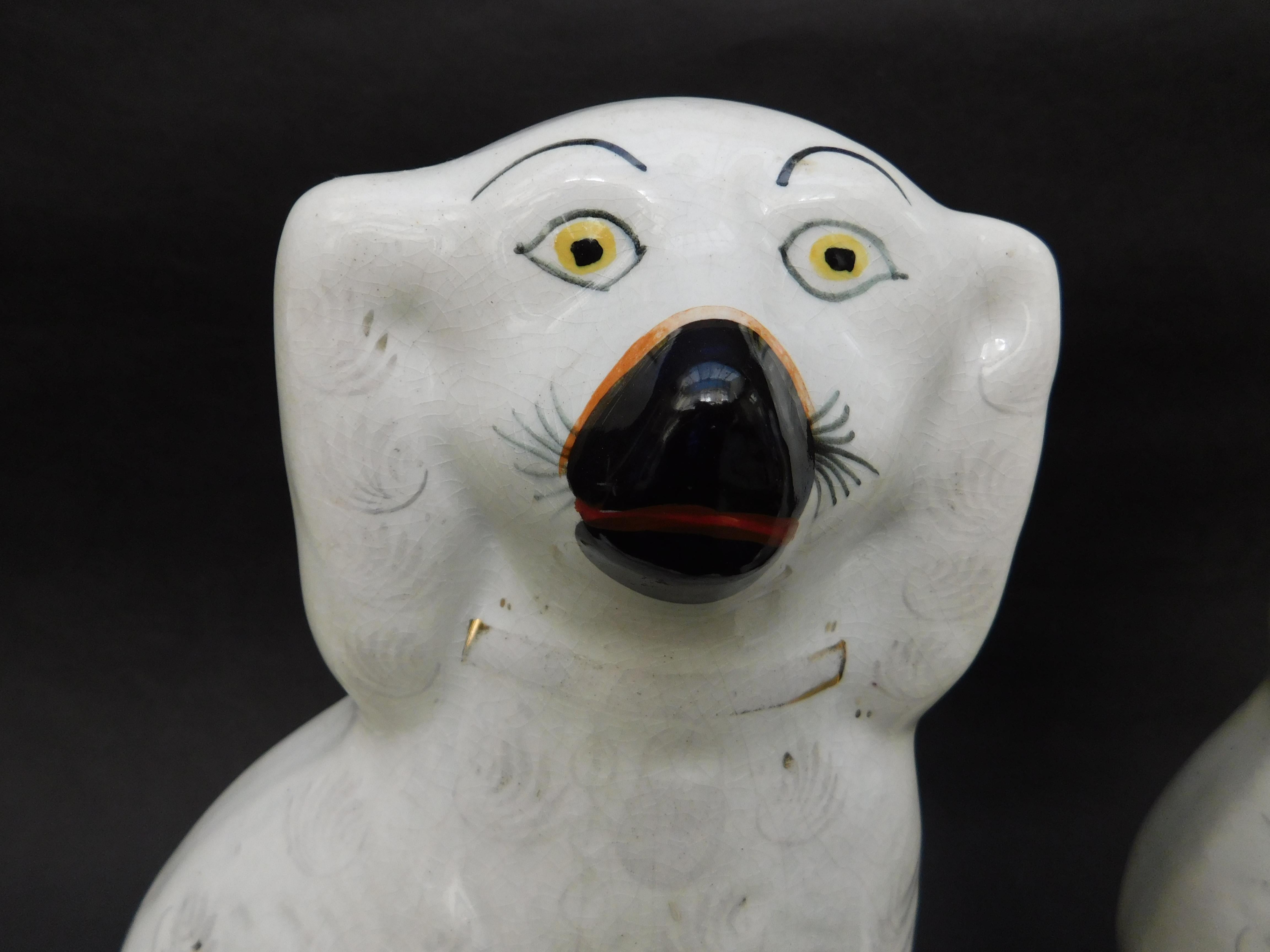 Pair of Antique White English Staffordshire Dogs In Good Condition In Antwerp, BE
