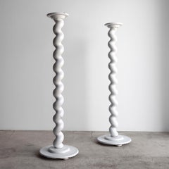 Zwei antike, weiß lackierte Gerstenkorn-Torchelständer, frühes 20.