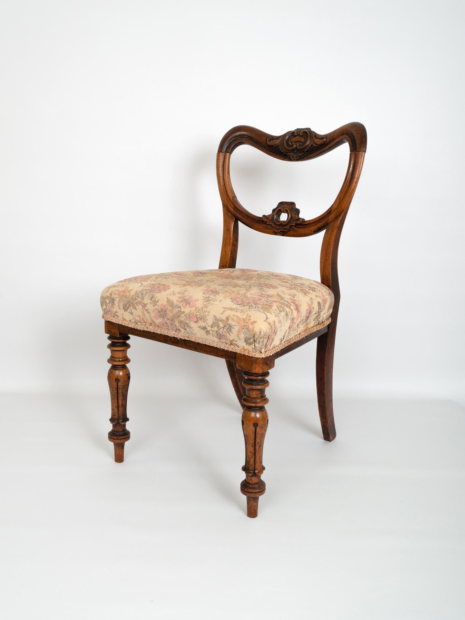 Coppia di antiche sedie con schienale a palloncino in noce William Williams, Inghilterra, circa 1835.
Presentato in buone condizioni d'epoca commisurate all'età.
  