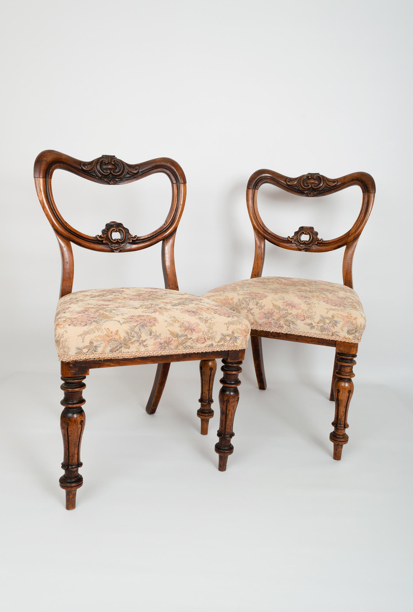 Pair of Antique William IV Walnut Balloon Back Chairs, England, circa 1835 In Good Condition For Sale In London, GB