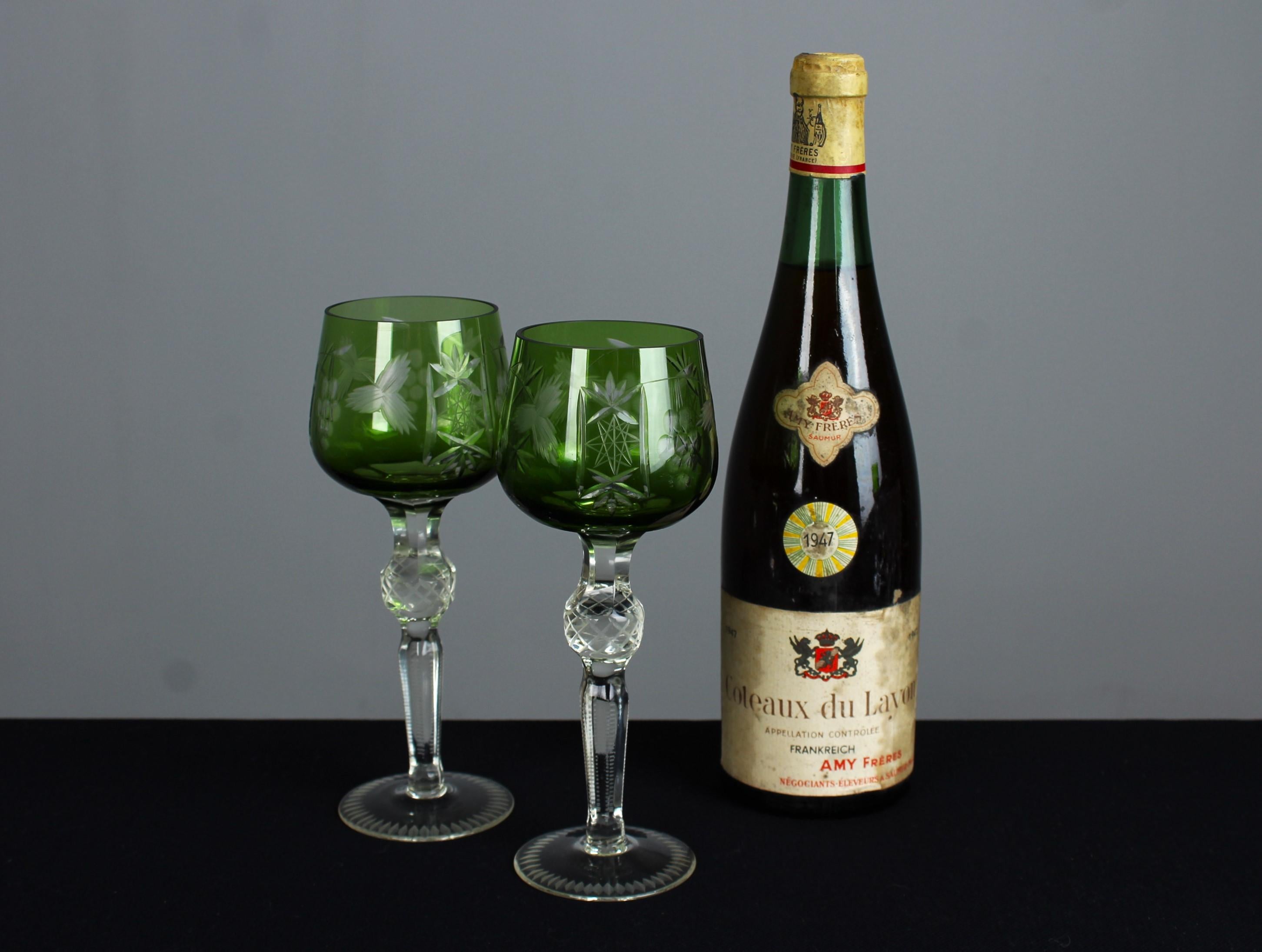 Ein schönes Paar antiker Weingläser mit dekorativem, handgeschnitztem Design. Schönes grün gefärbtes Glas.

An der Wende zum 20. Jahrhundert blühte in Frankreich die Kultur des guten Essens und des geselligen Beisammenseins, was zur Entstehung eines