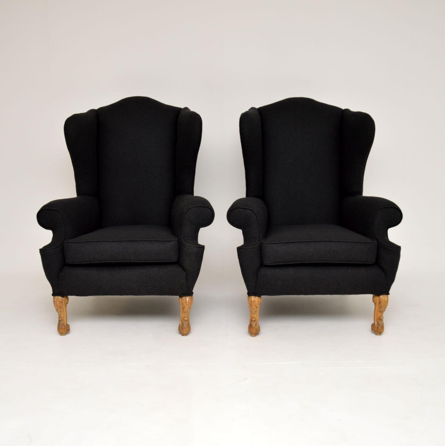 Une étonnante et très rare paire de fauteuils anciens à dossier en aile de Hille. Elles ont été fabriquées par Ray & Solomon Hille en Angleterre et datent des années 1920 environ.

La qualité est fantastique, les proportions sont très généreuses et