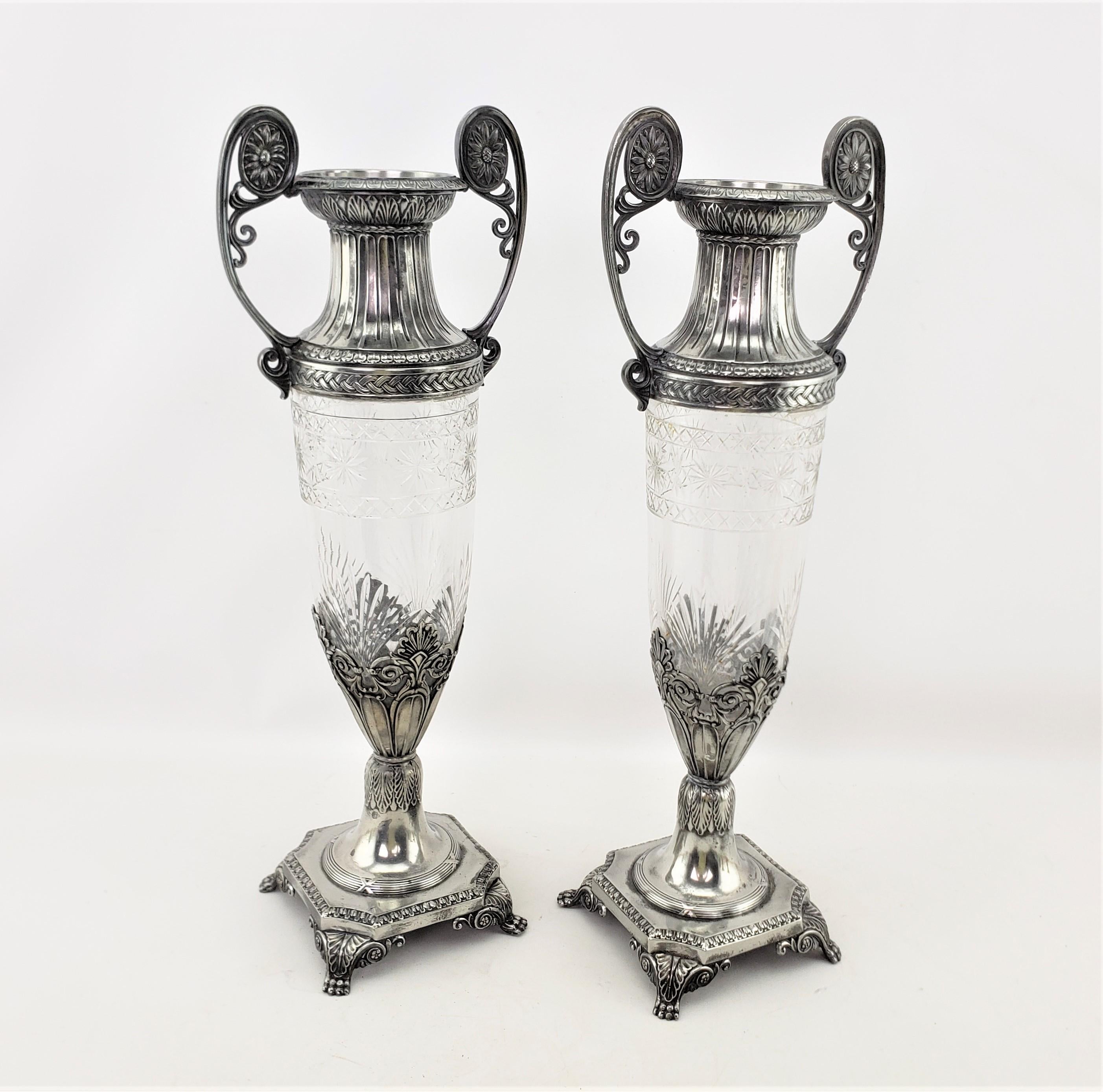 Zwei antike sezessionistische Vasen aus WMF-Schliffkristall mit versilberten Beschlägen (Wiener Secession) im Angebot