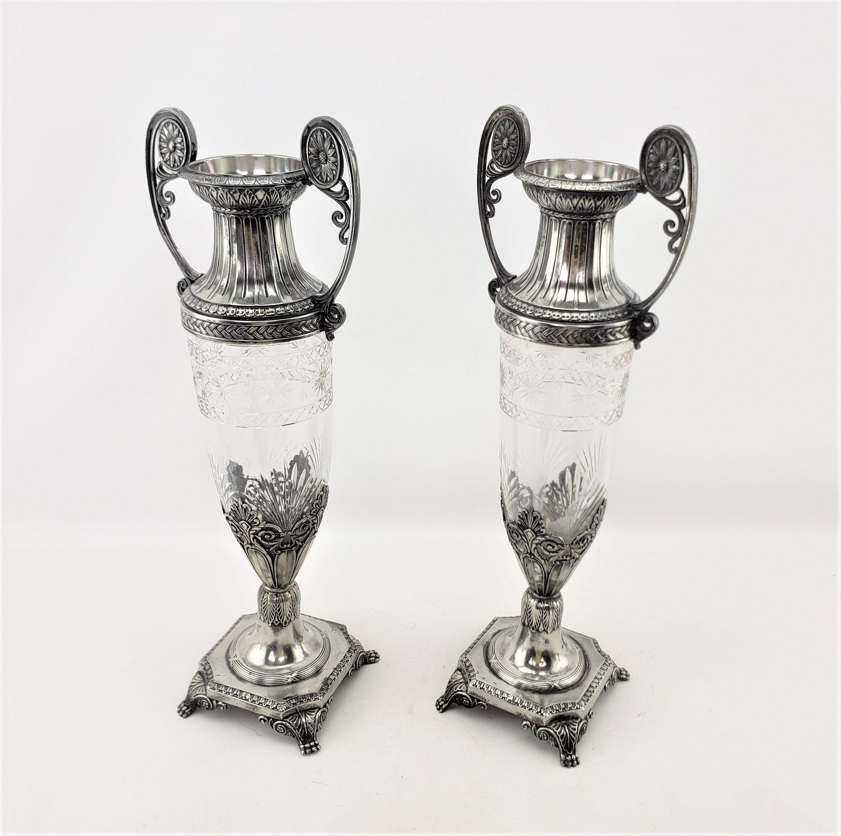 Zwei antike sezessionistische Vasen aus WMF-Schliffkristall mit versilberten Beschlägen (Maschinell gefertigt) im Angebot
