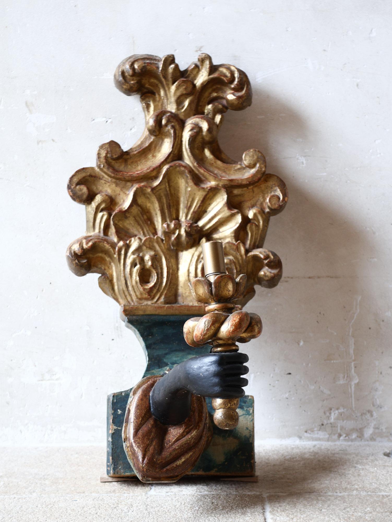 Pair of antique wood carved Blackamoor arm and hand wall sconces In Good Condition For Sale In Baambrugge, NL