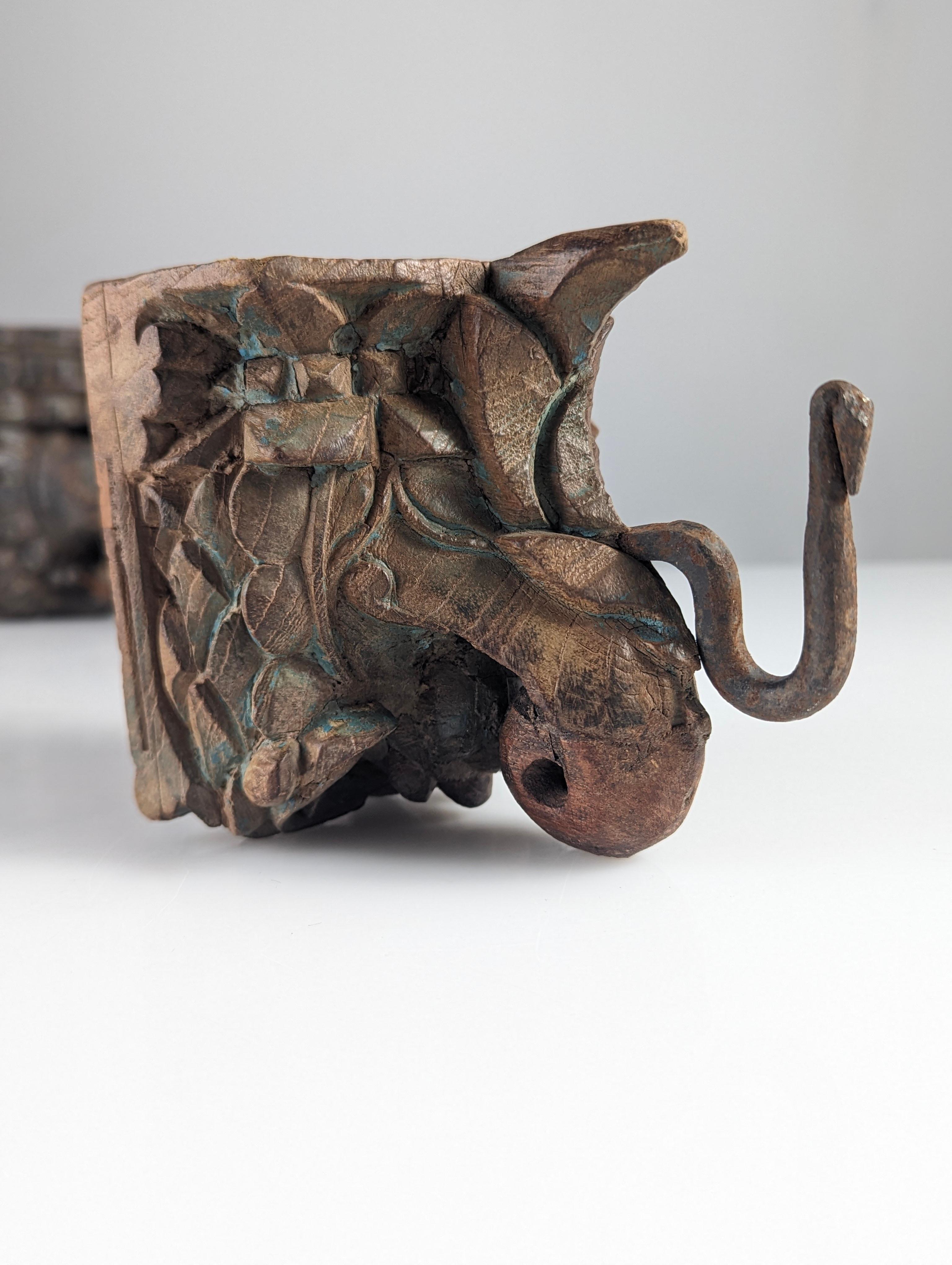 Paar antike geschnitzte Elefantenkopf-Hängelampen aus Holz, Indien im Angebot 4