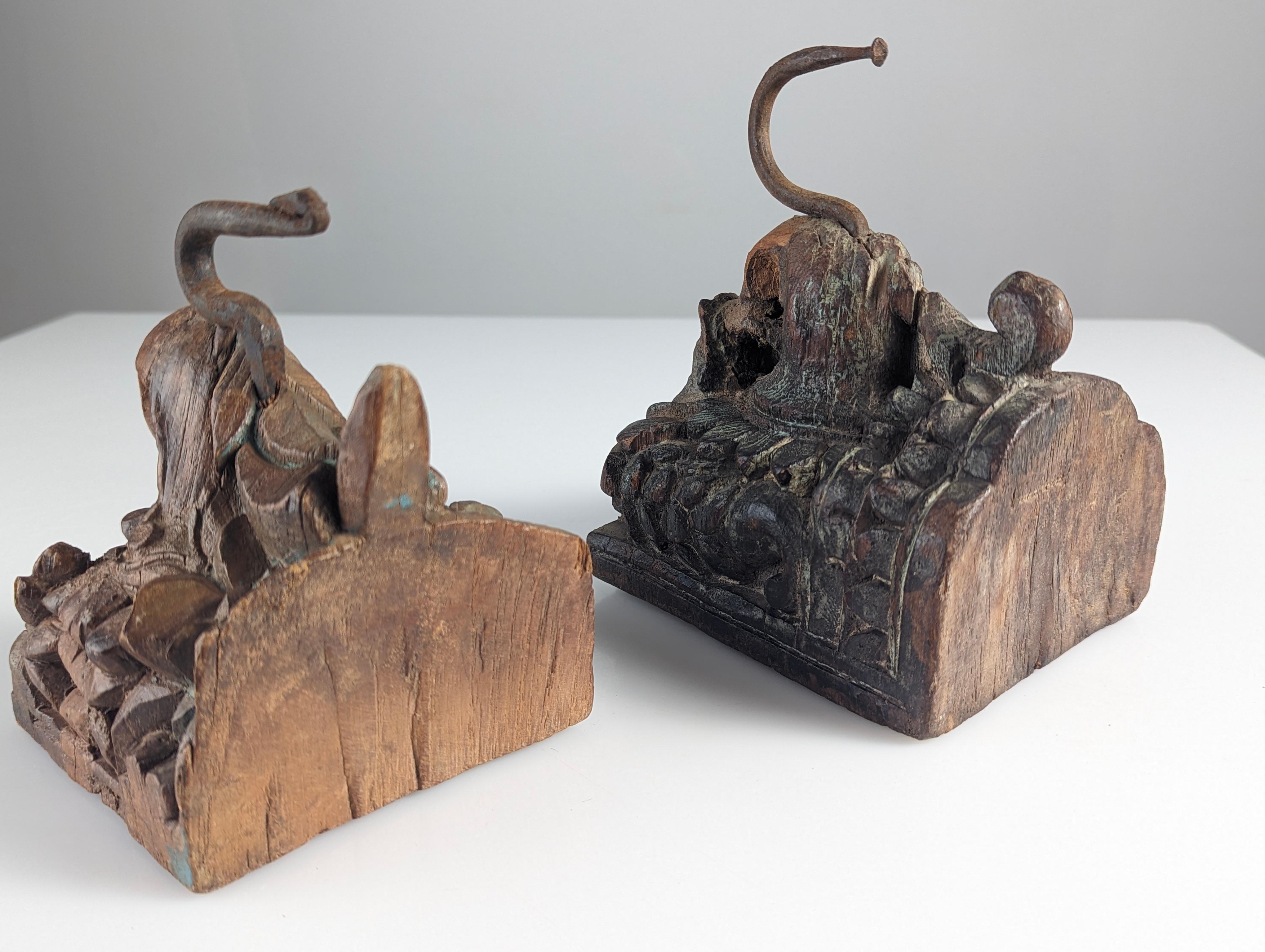 Paar antike geschnitzte Elefantenkopf-Hängelampen aus Holz, Indien im Zustand „Gut“ im Angebot in Benalmadena, ES
