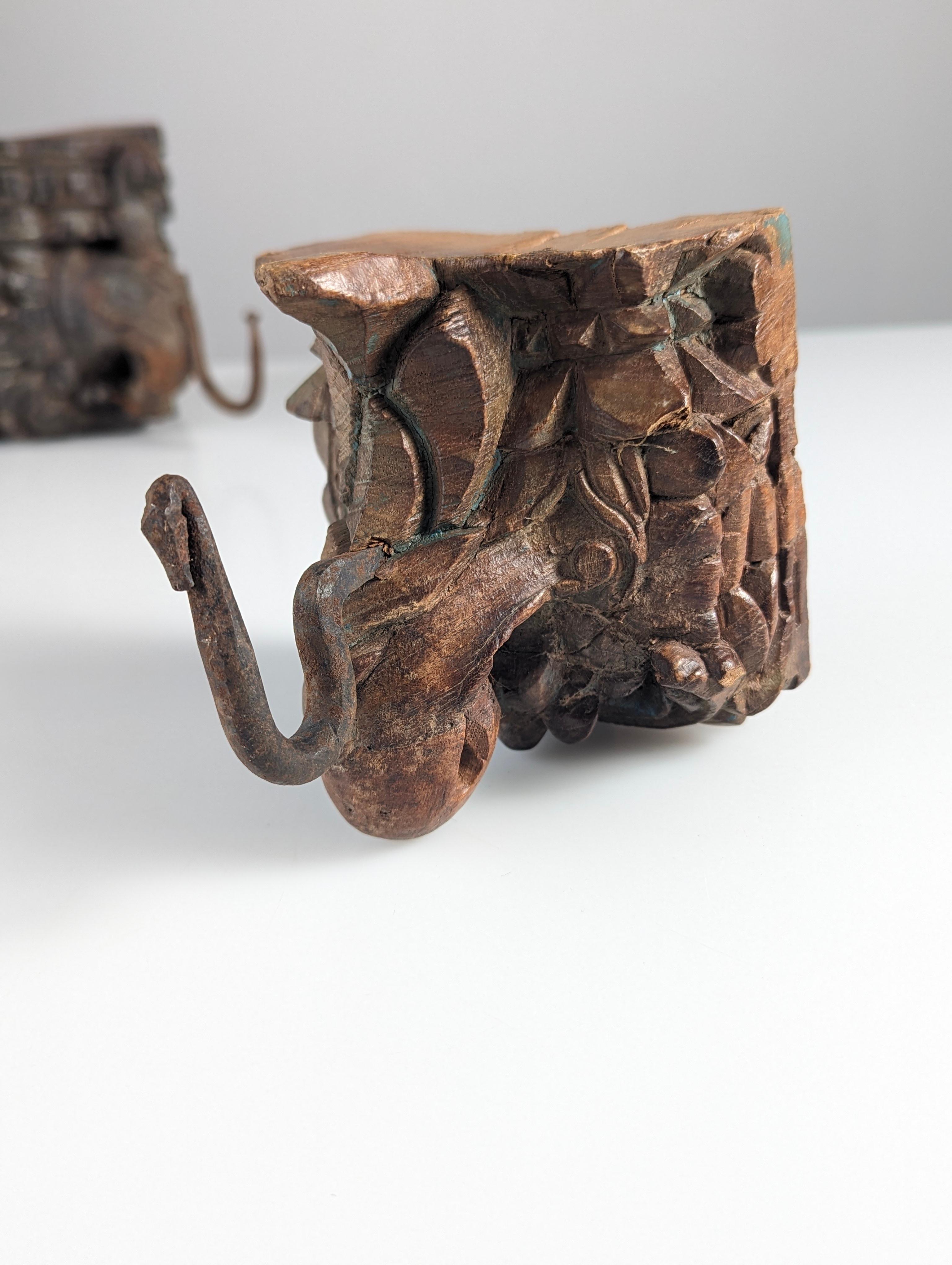 Paar antike geschnitzte Elefantenkopf-Hängelampen aus Holz, Indien im Angebot 1