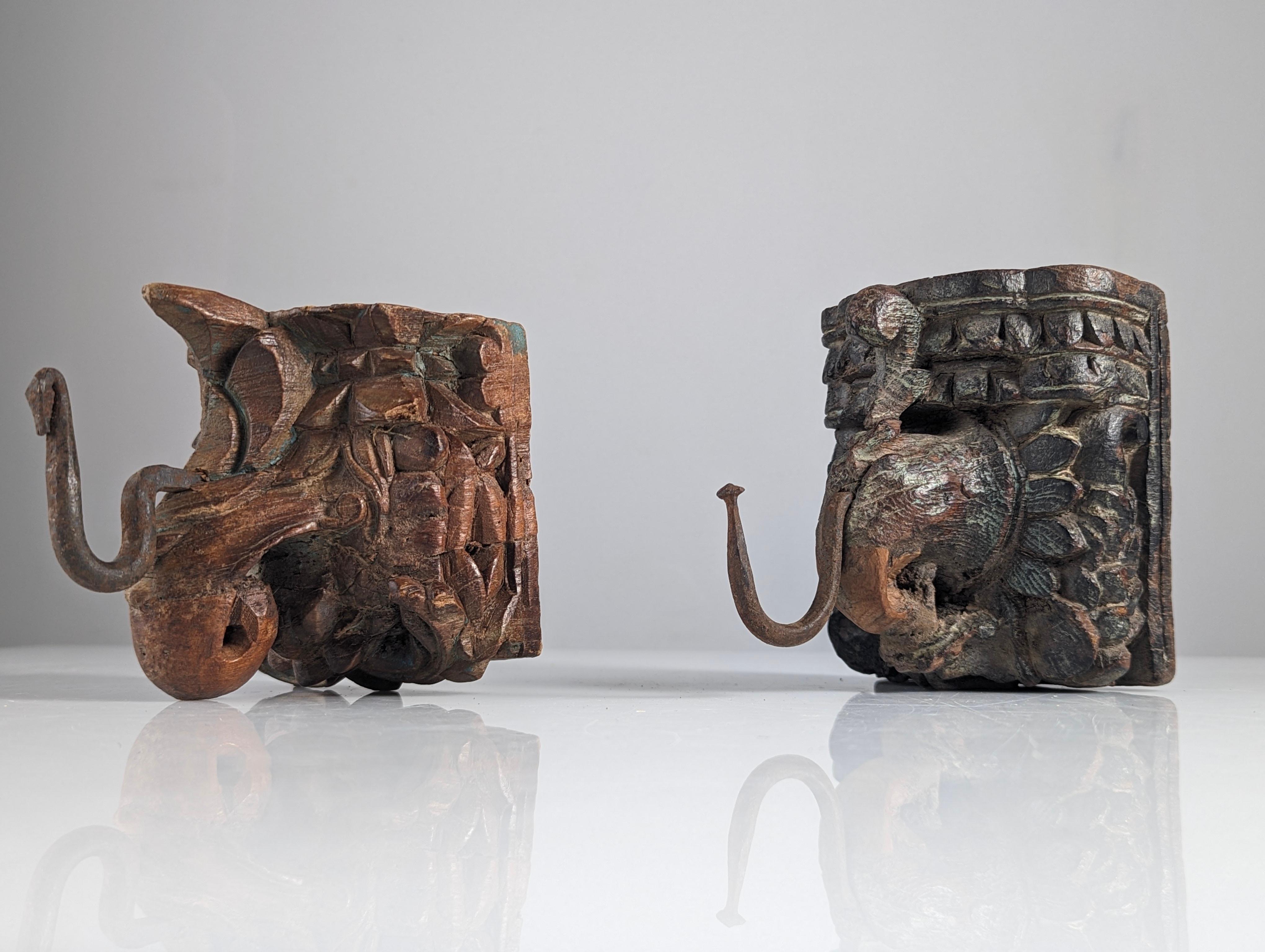 Paar antike geschnitzte Elefantenkopf-Hängelampen aus Holz, Indien im Angebot 3