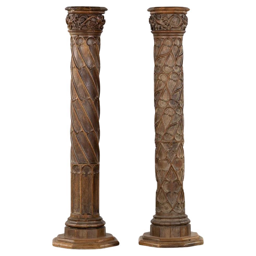 Paar antike geschnitzte architektonische Säulen aus Holz im gotischen Stil der Neogotik