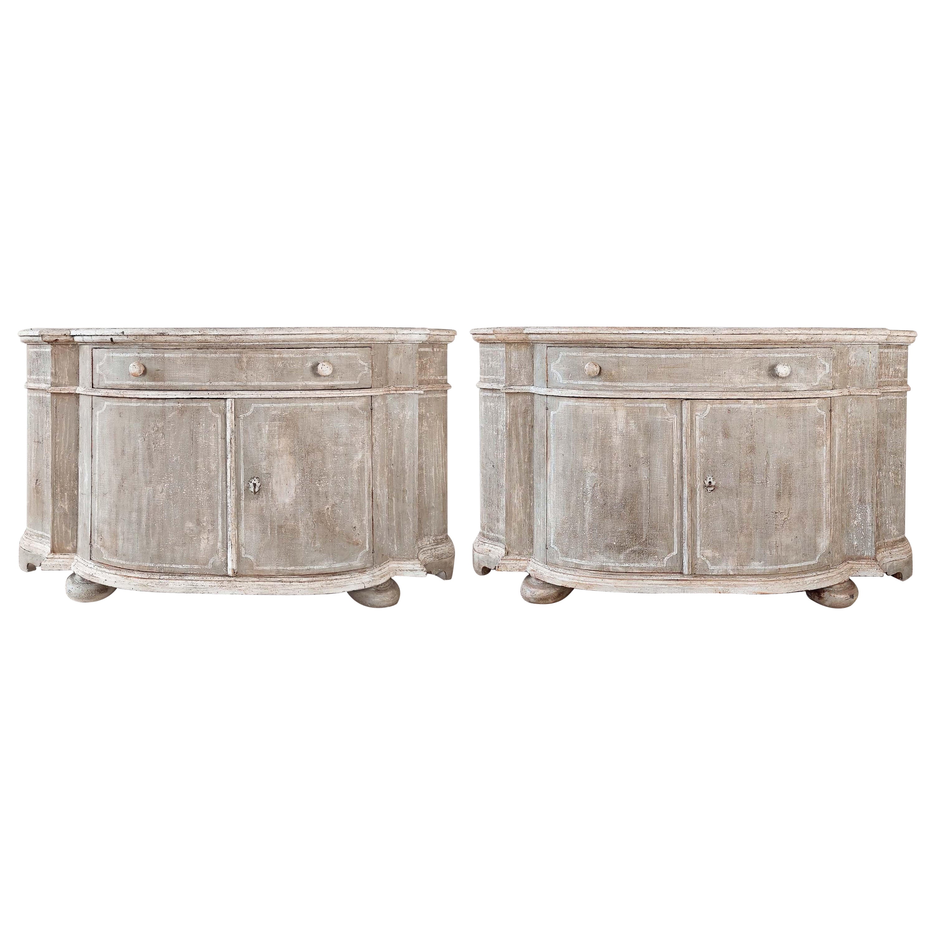 Coppia di armadi francesi in legno antico in patina grigia