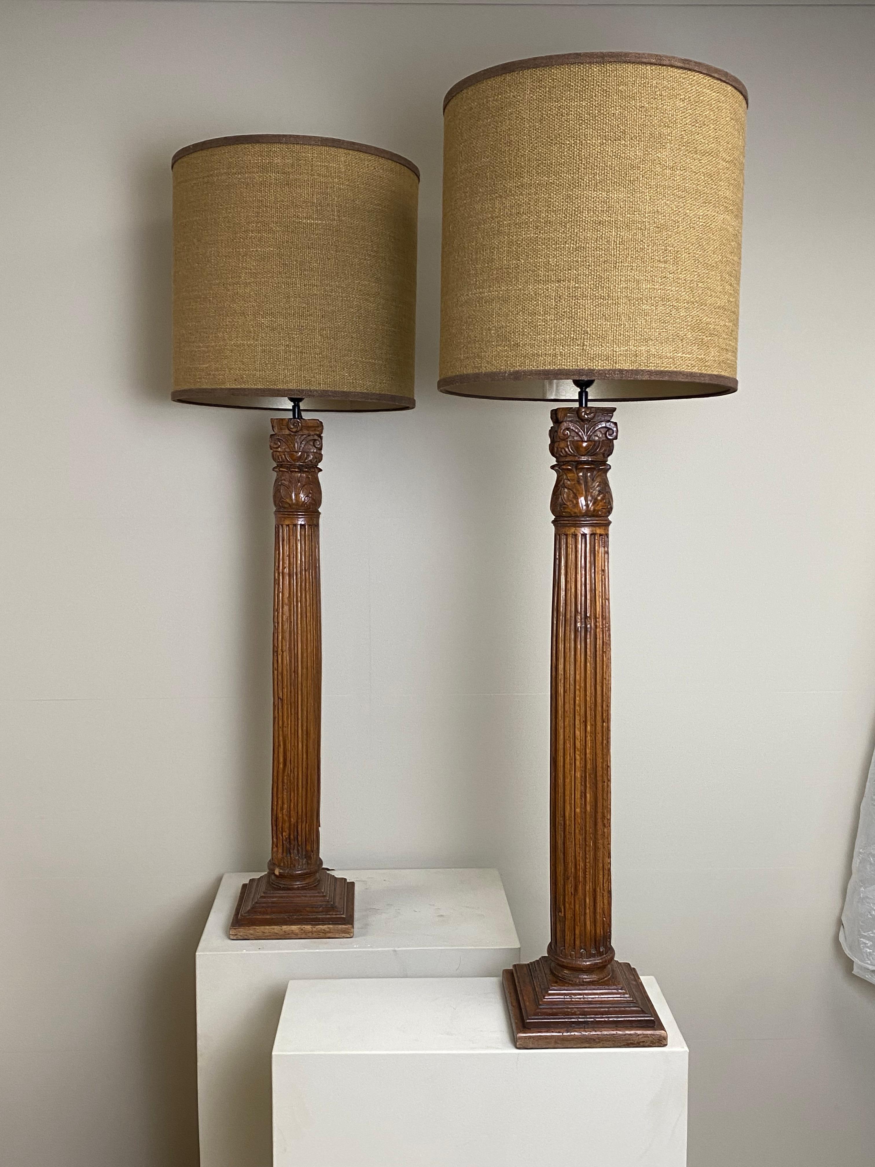 Français Paire de lampes anciennes en bois composées de balustres anciens avec de nouveaux abat-jour en vente