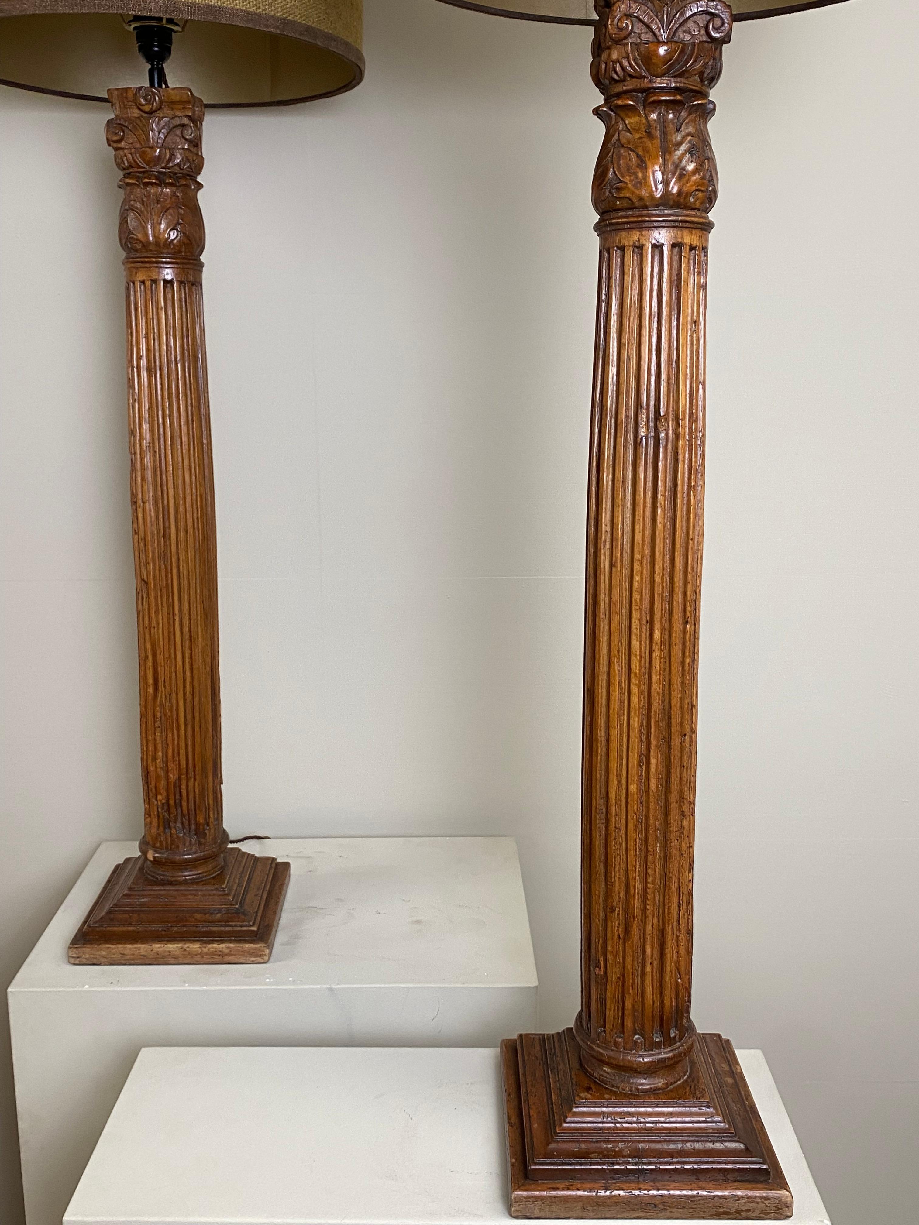 Paar antike Holzlampen aus alten Balusters aus Holz mit neuen Schirmen im Zustand „Gut“ im Angebot in Schellebelle, BE