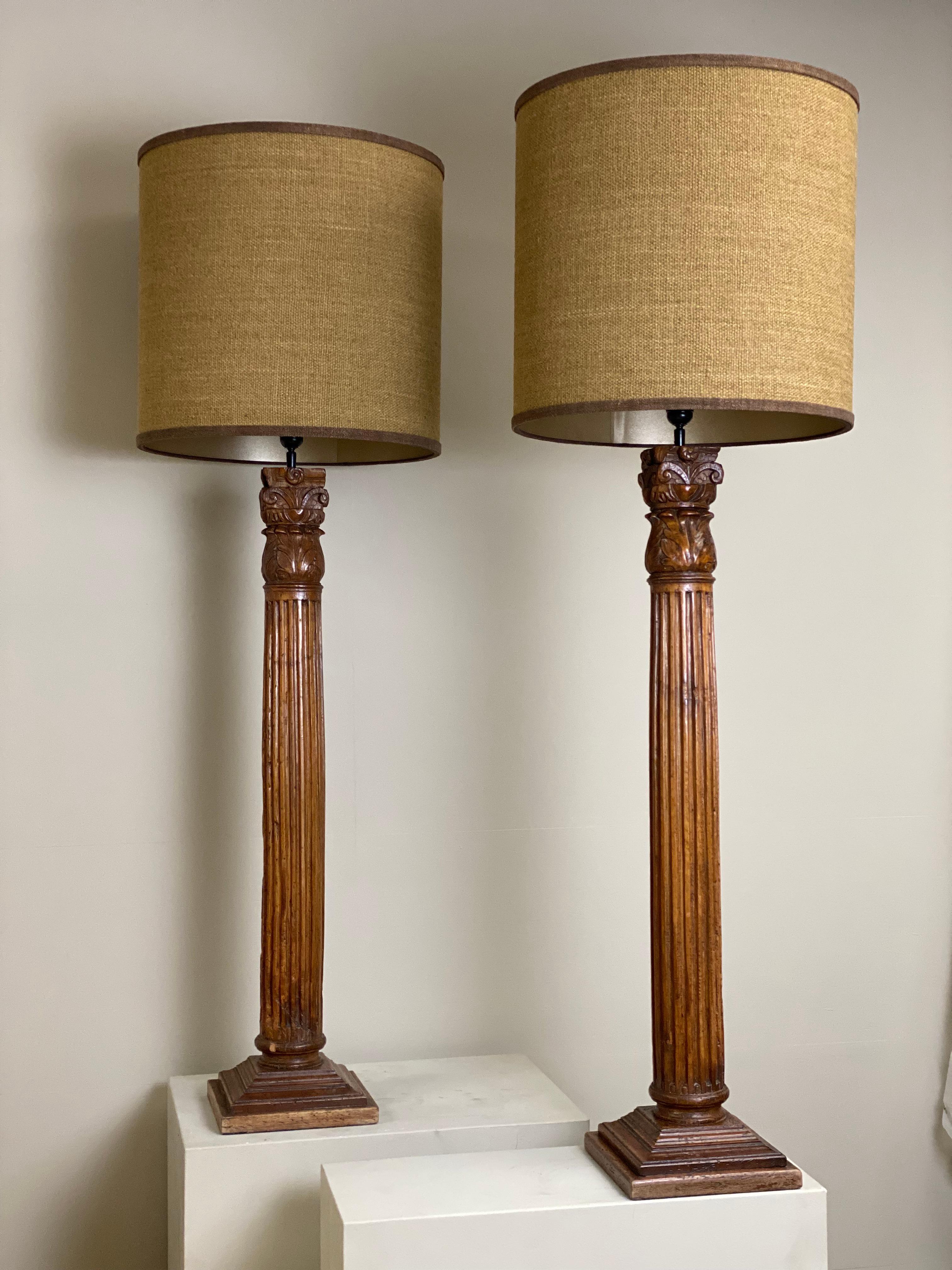 Fin du XVIIIe siècle Paire de lampes anciennes en bois composées de balustres anciens avec de nouveaux abat-jour en vente