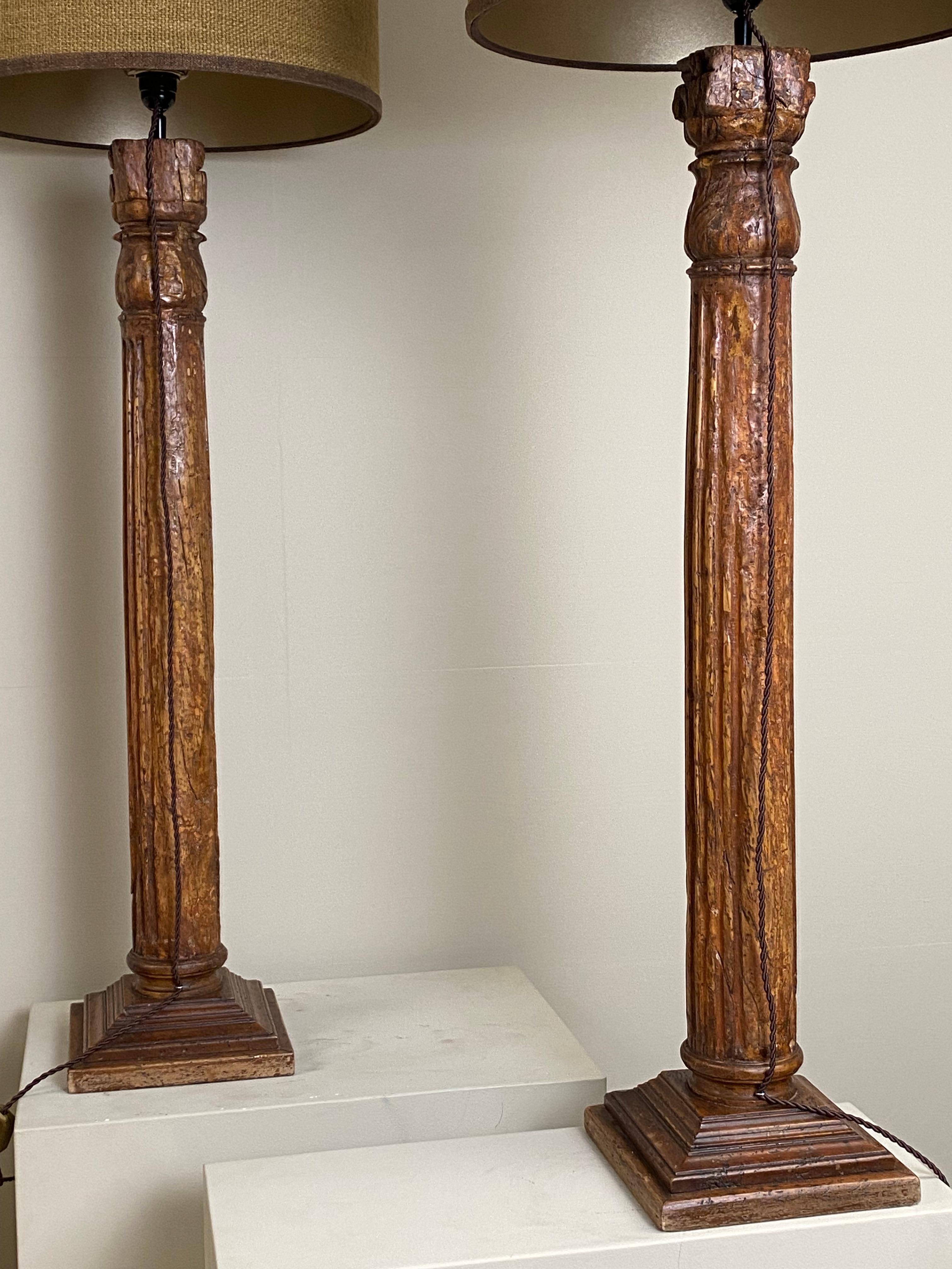 Chêne Paire de lampes anciennes en bois composées de balustres anciens avec de nouveaux abat-jour en vente