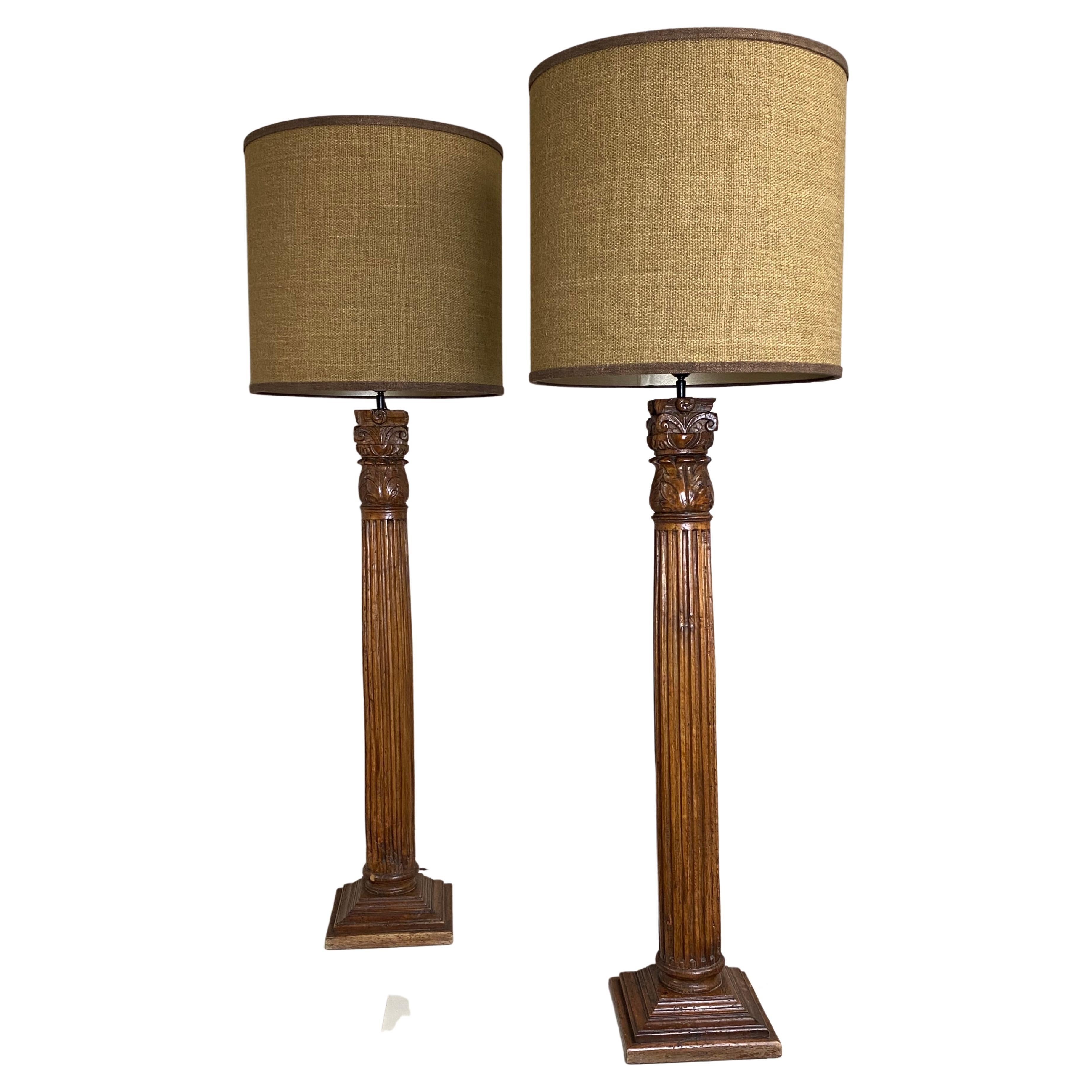 Paire de lampes anciennes en bois composées de balustres anciens avec de nouveaux abat-jour en vente