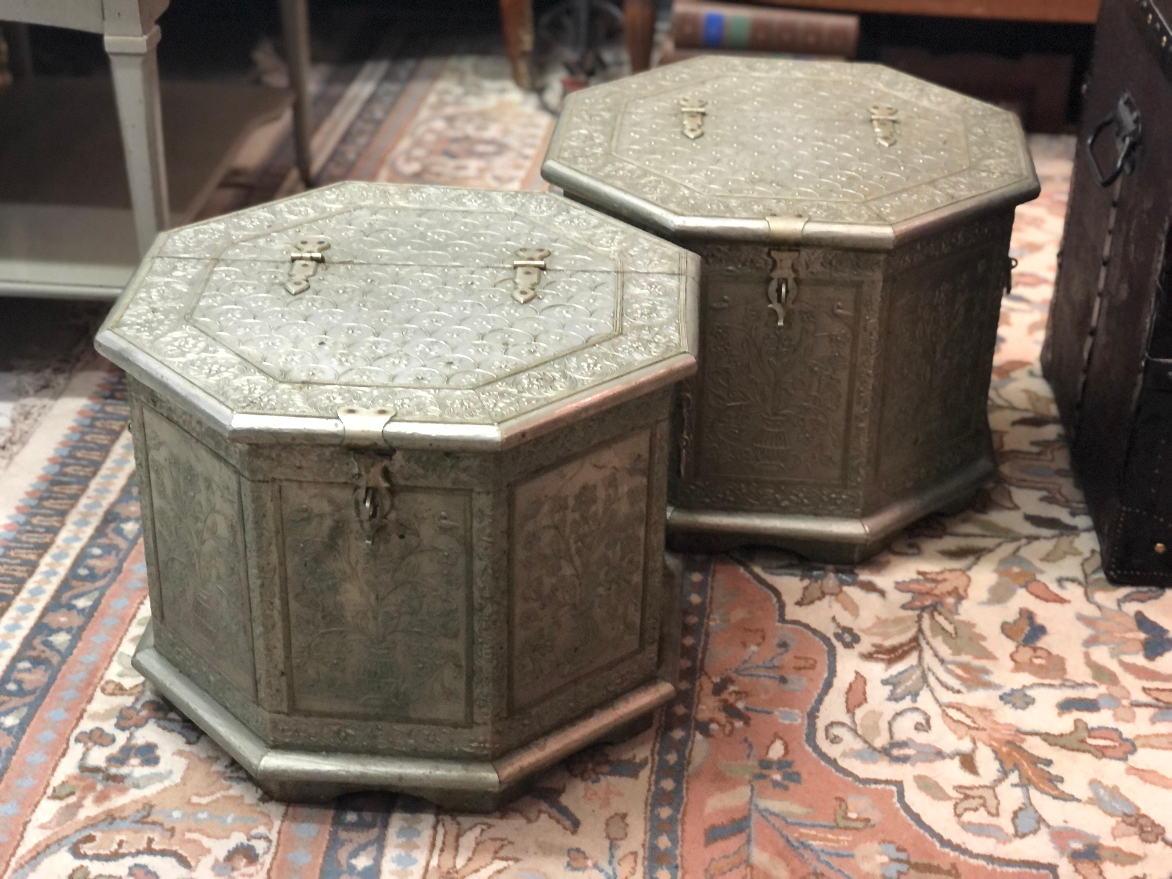 Francese Coppia di cassapanche ottagonali antiche in legno rivestite in metallo goffrato in vendita