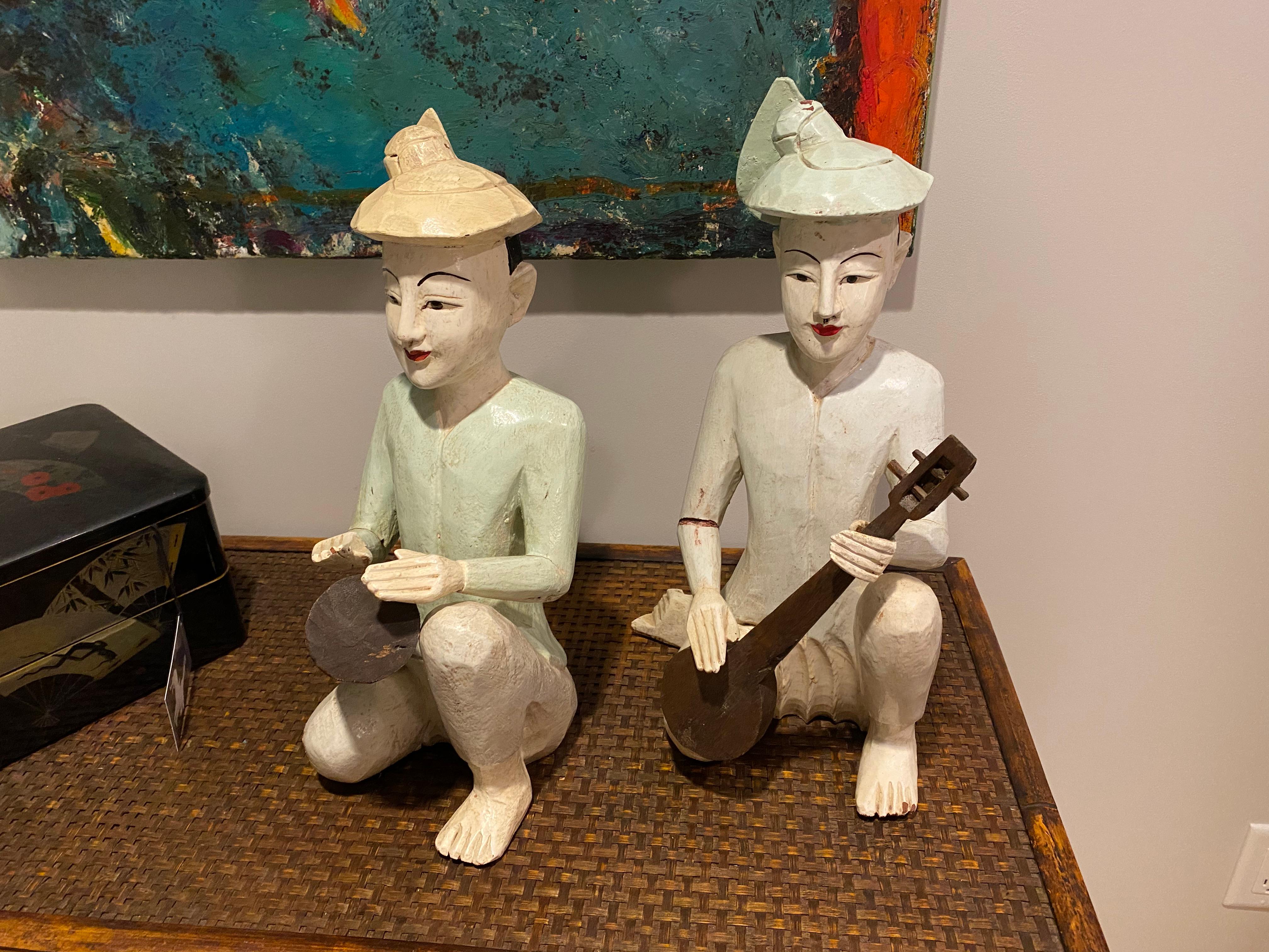 Paar antike hölzerne Thai-Musiker (Frühes 20. Jahrhundert)