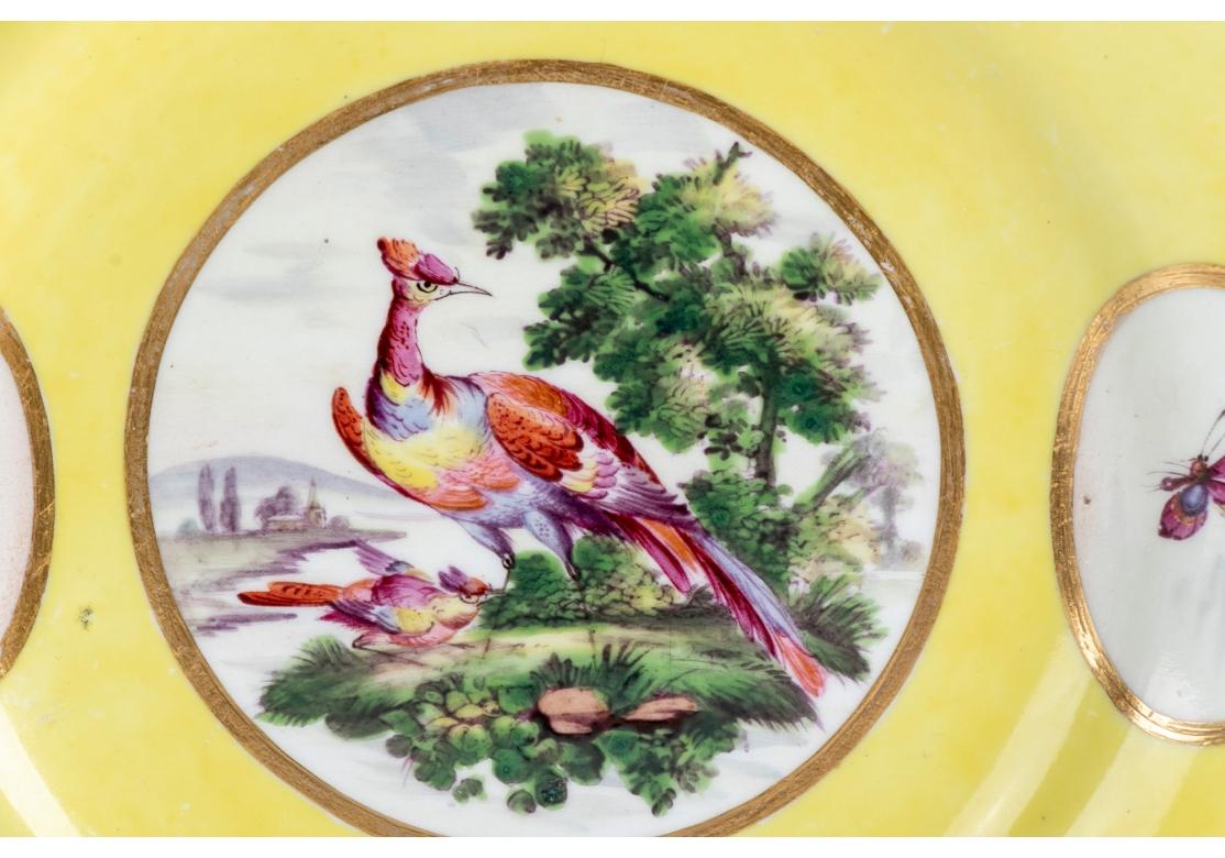 Peint à la main Paire d'assiettes anciennes à oiseaux de Worcester  en vente