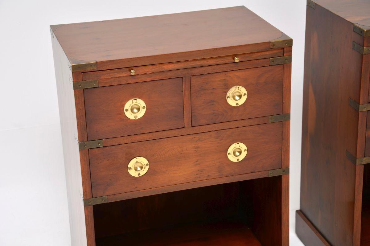 Paire de tables de chevet / tables d'appoint anciennes en Wood Wood Military Campaigner en vente 3