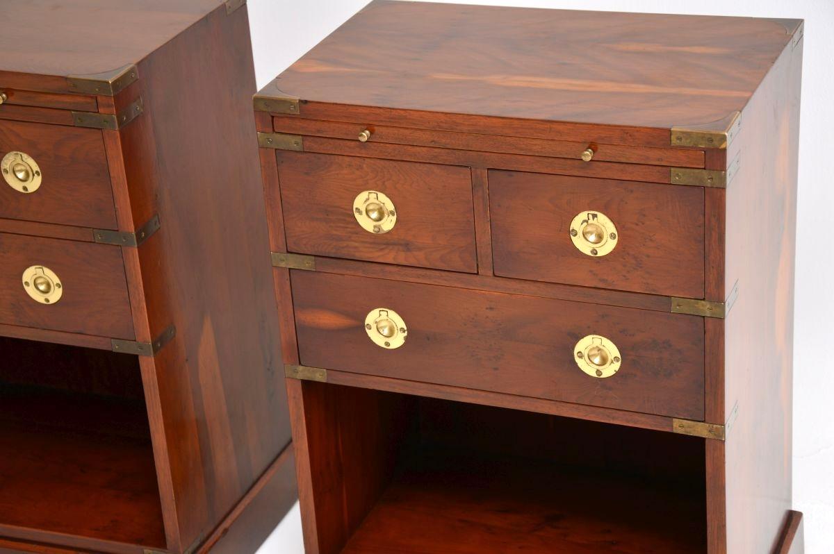 Paire de tables de chevet / tables d'appoint anciennes en Wood Wood Military Campaigner en vente 4