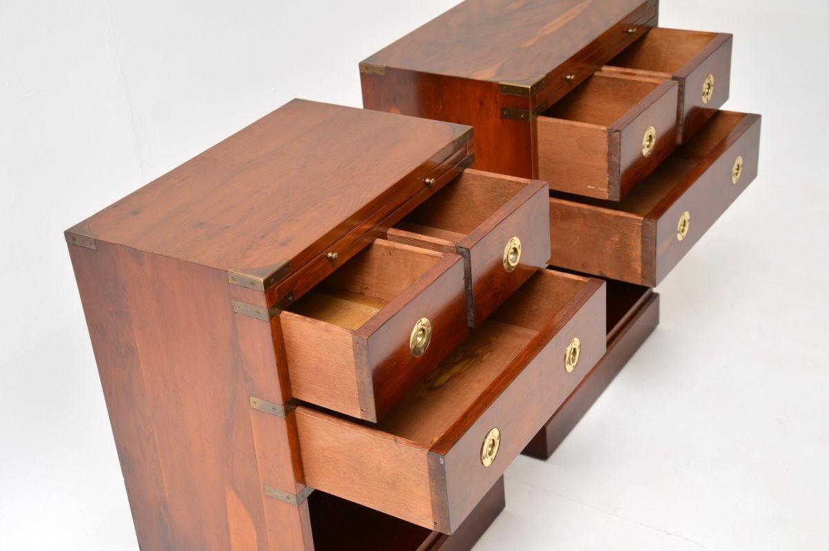 Paire de tables de chevet / tables d'appoint anciennes en Wood Wood Military Campaigner en vente 5